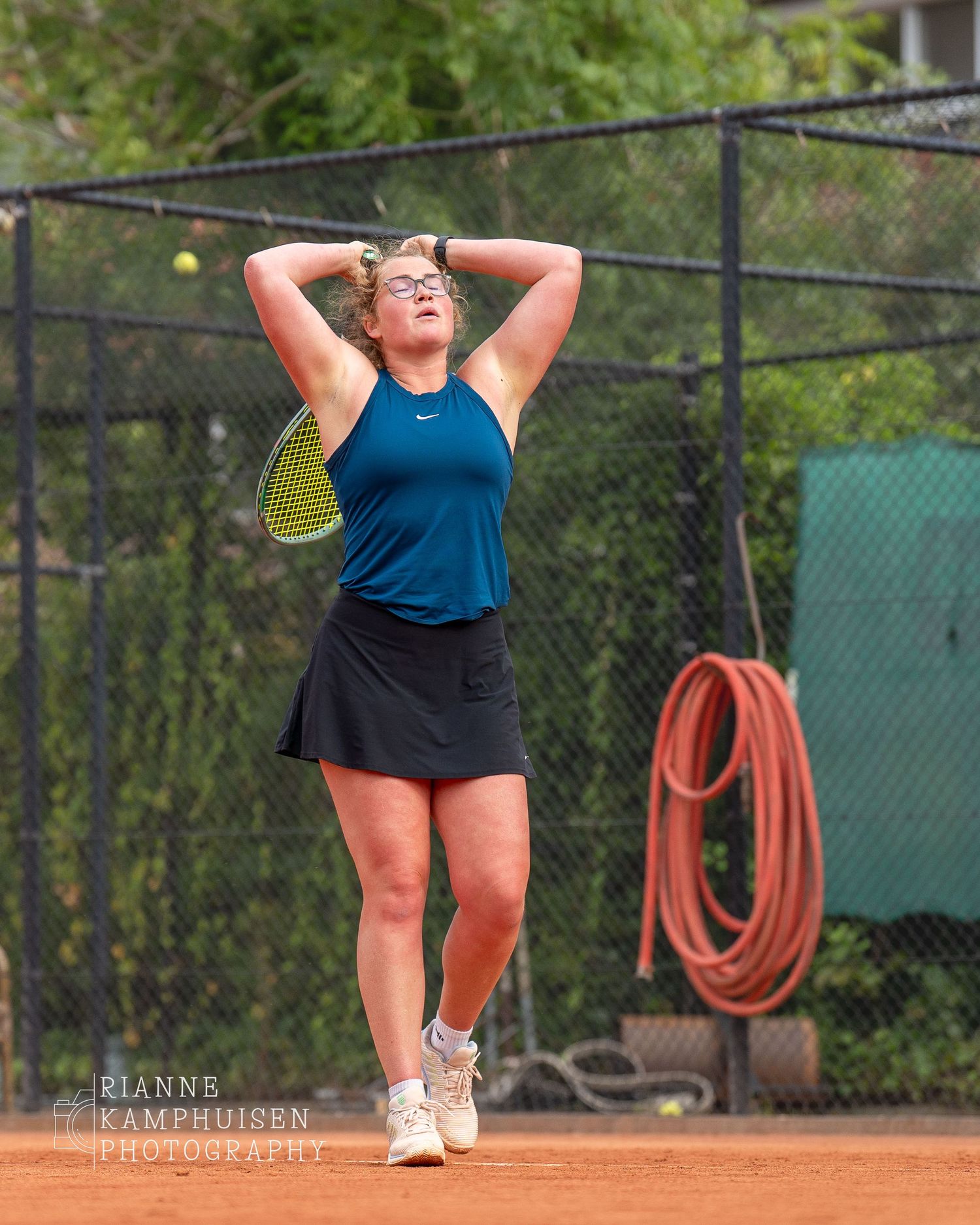 Actiefoto's en finalisten van een gravel tennistoernooi met spelers in actie, dubbelspel, toeschouwers en zomerse sfeer rond de baan.