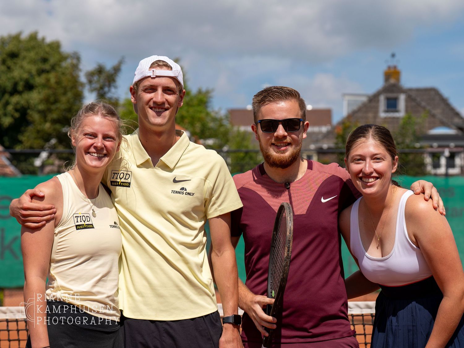 Actiefoto's en finalisten van een gravel tennistoernooi met spelers in actie, dubbelspel, toeschouwers en zomerse sfeer rond de baan.