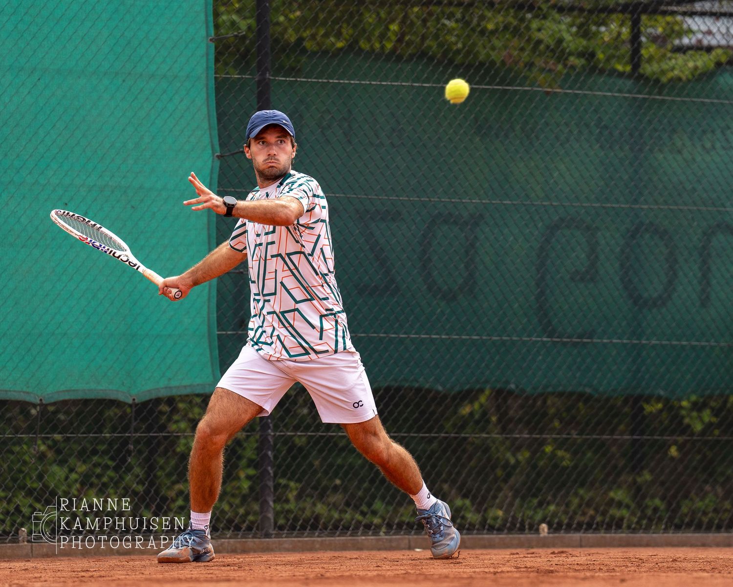 Actiefoto's en finalisten van een gravel tennistoernooi met spelers in actie, dubbelspel, toeschouwers en zomerse sfeer rond de baan.