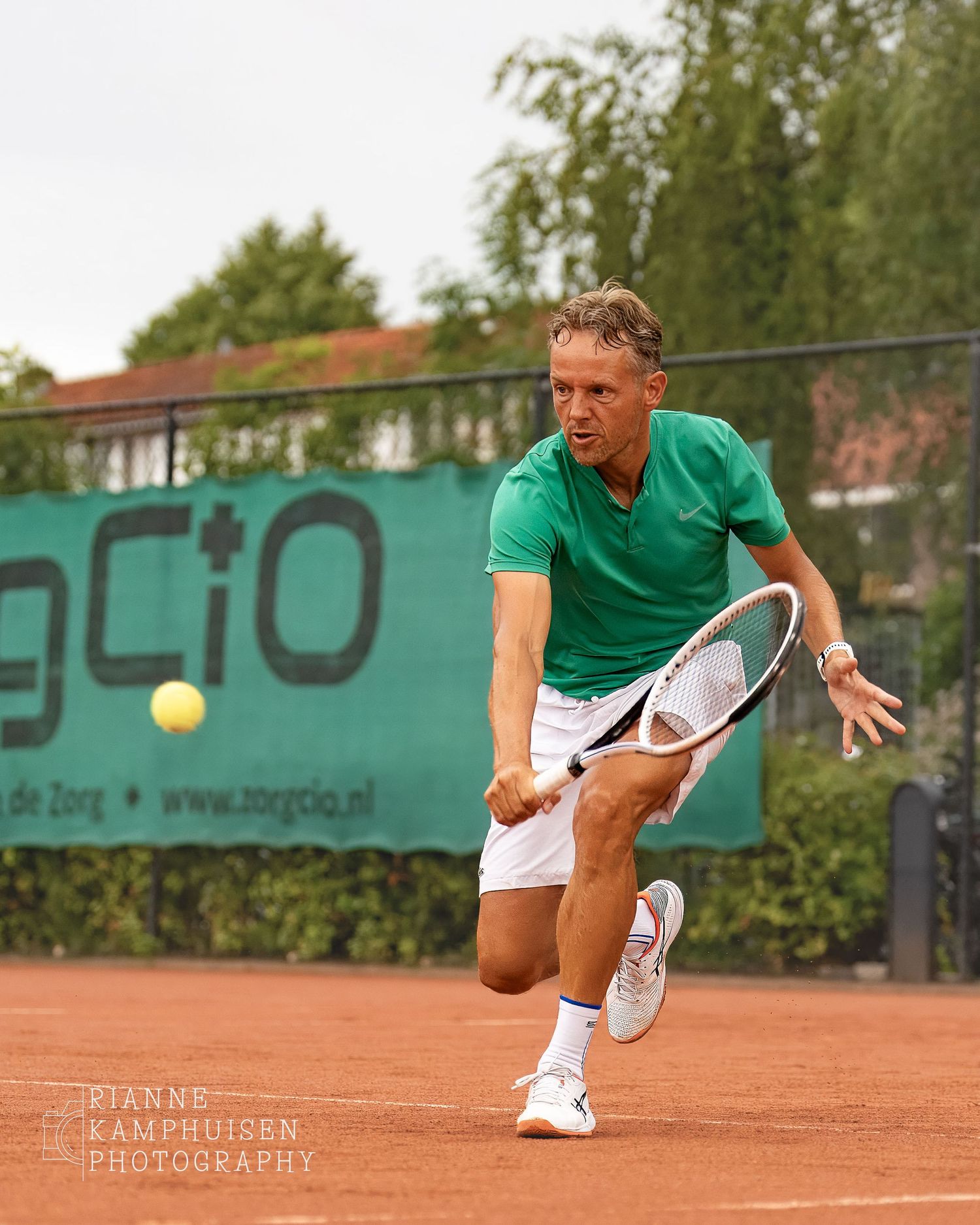 Actiefoto's van de zaterdag van een gravel tennistoernooi met spelers in actie, dubbelspel, toeschouwers en zomerse sfeer rond de baan.