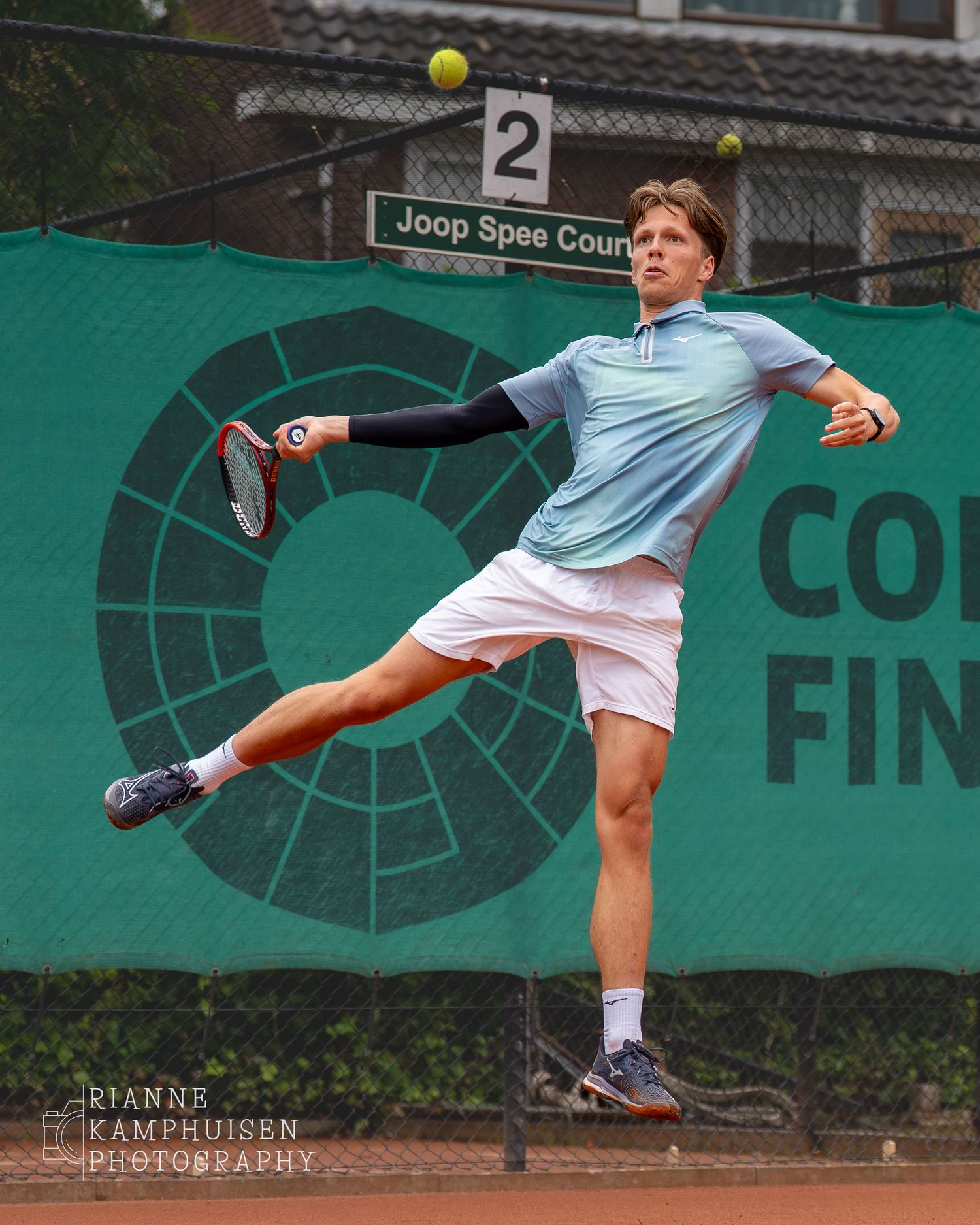 Actiefoto's van de zaterdag van een gravel tennistoernooi met spelers in actie, dubbelspel, toeschouwers en zomerse sfeer rond de baan.