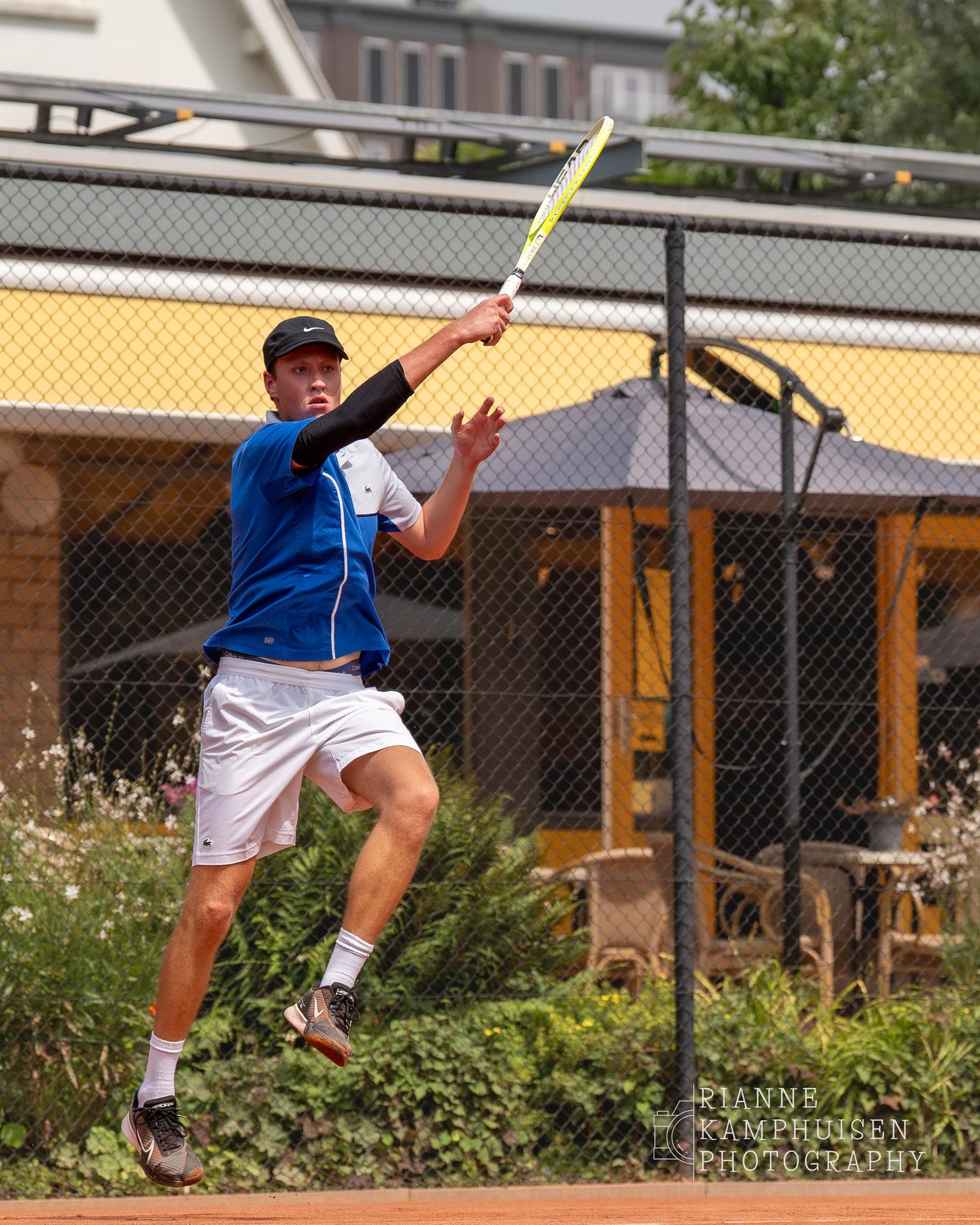 Actiefoto's van gravel tennistoernooi met spelers in actie, dubbelspel, toeschouwers en zomerse sfeer rond de baan.