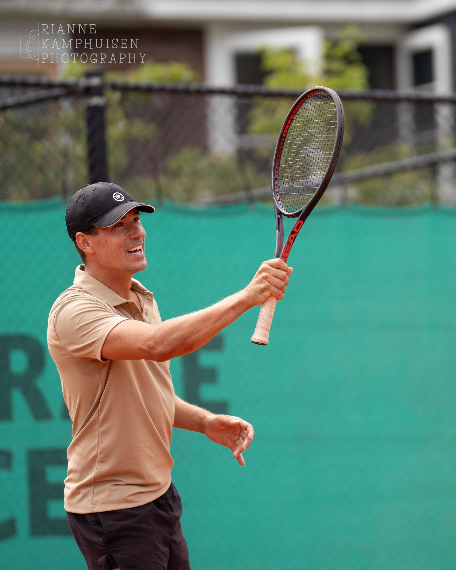 Actiefoto's van gravel tennistoernooi met spelers in actie, dubbelspel, toeschouwers en zomerse sfeer rond de baan.