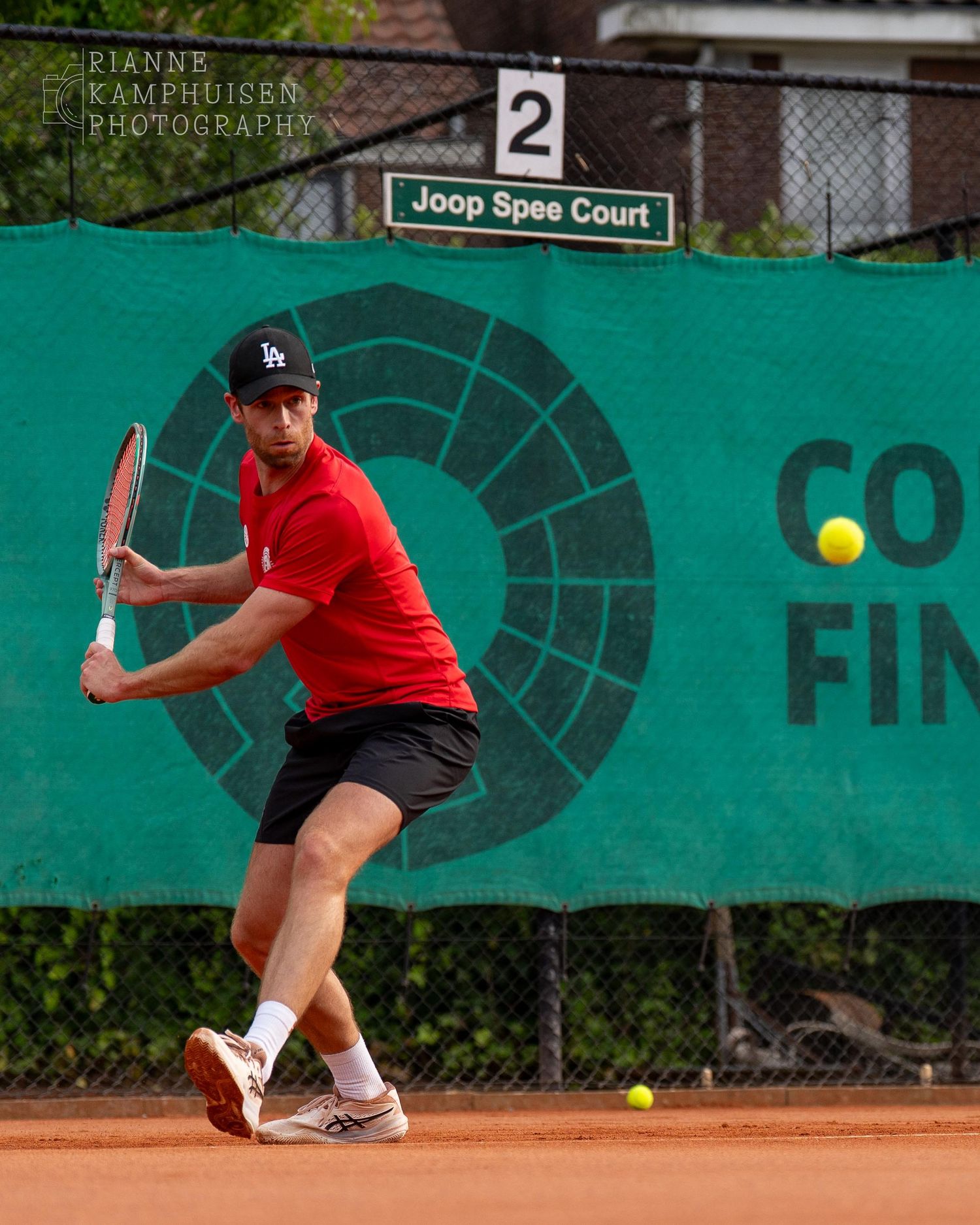 Actiefoto's van gravel tennistoernooi met spelers in actie, dubbelspel, toeschouwers en zomerse sfeer rond de baan.