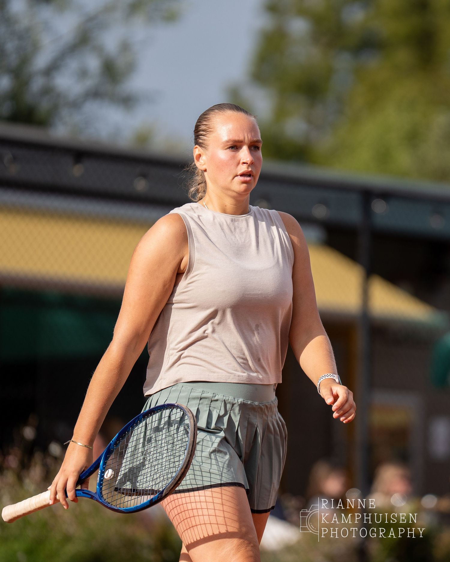 Actiefoto's van gravel tennistoernooi met spelers in actie, dubbelspel, toeschouwers en zomerse sfeer rond de baan.
