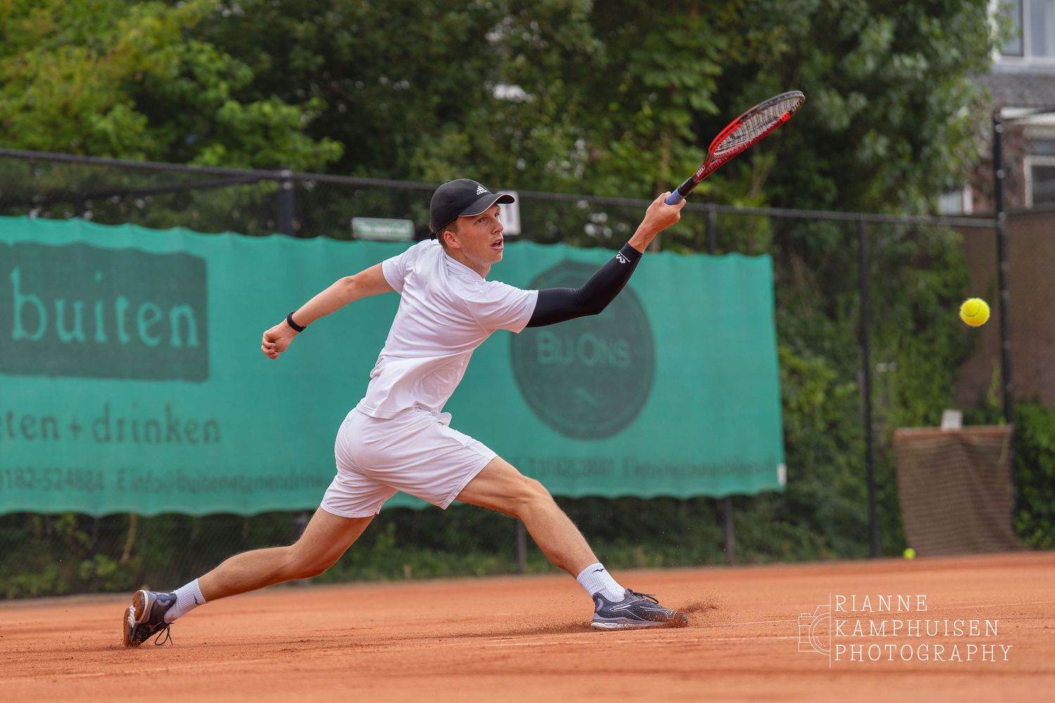 Actiefoto's van de zaterdag van een gravel tennistoernooi met spelers in actie, dubbelspel, toeschouwers en zomerse sfeer rond de baan.