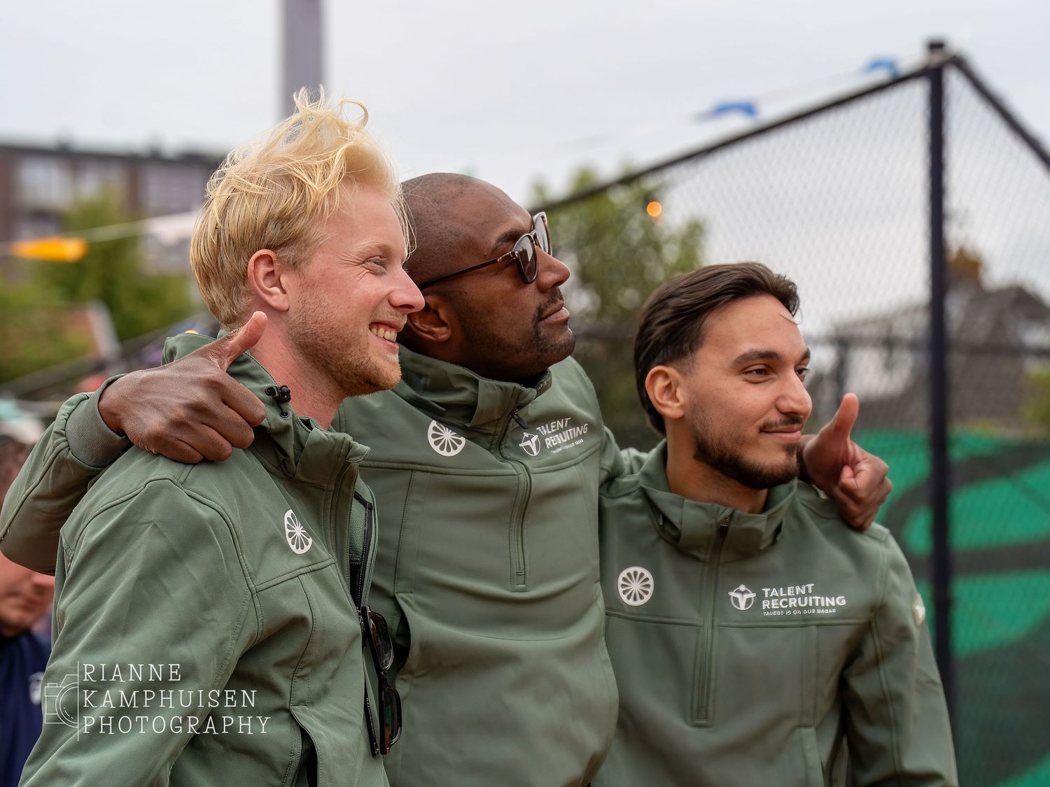 Actiefoto's en finalisten van een gravel tennistoernooi met spelers in actie, dubbelspel, toeschouwers en zomerse sfeer rond de baan.