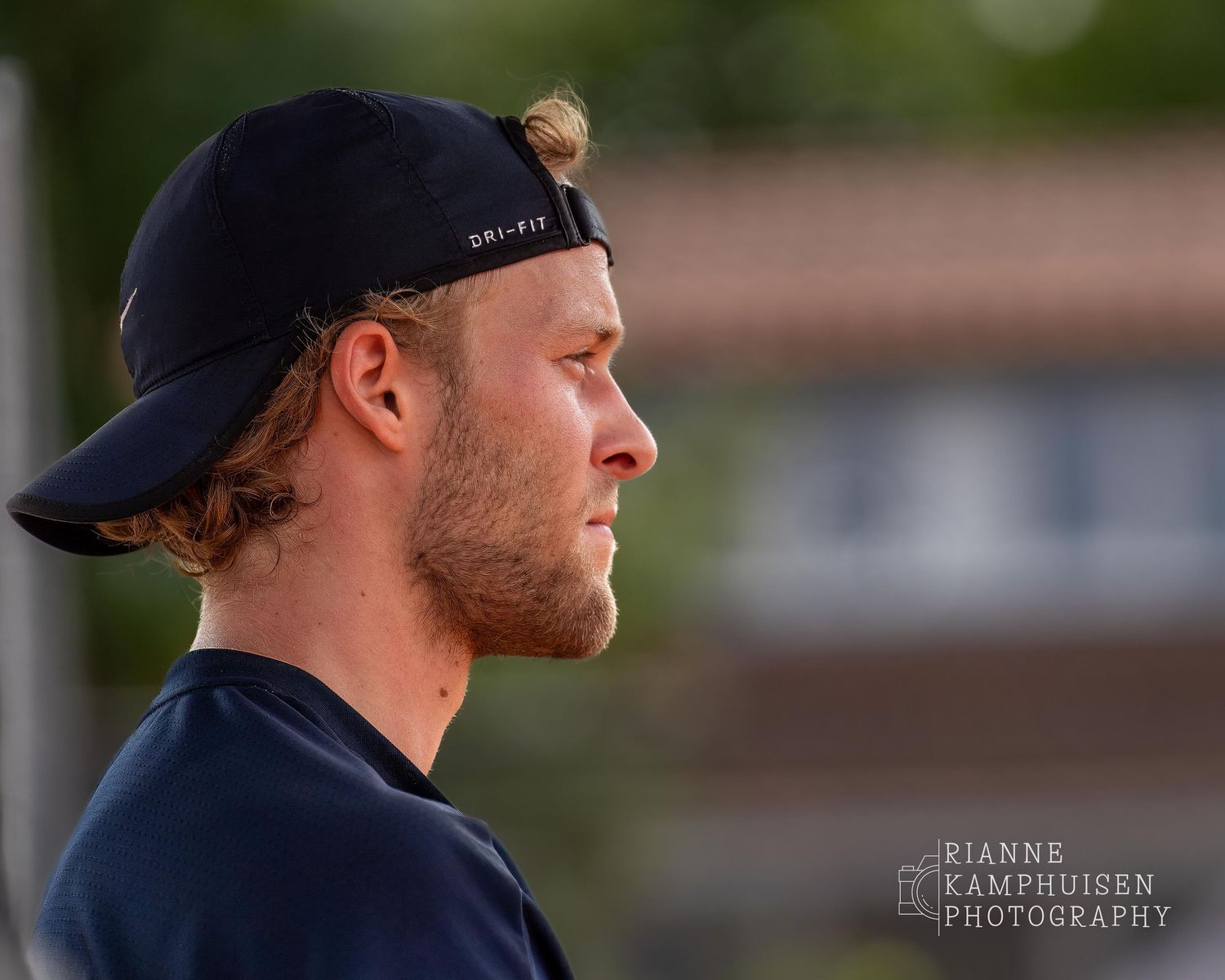 Actiefoto's van gravel tennistoernooi met spelers in actie, dubbelspel, toeschouwers en zomerse sfeer rond de baan.