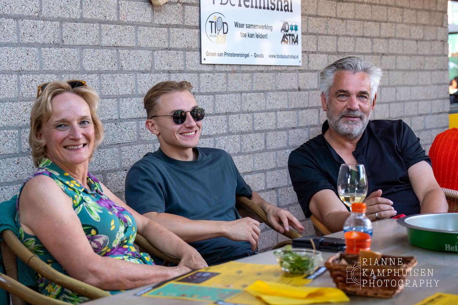 Actiefoto's van de woensdagavond van eengravel tennistoernooi met spelers in actie, dubbelspel, toeschouwers en zomerse sfeer rond de baan.v