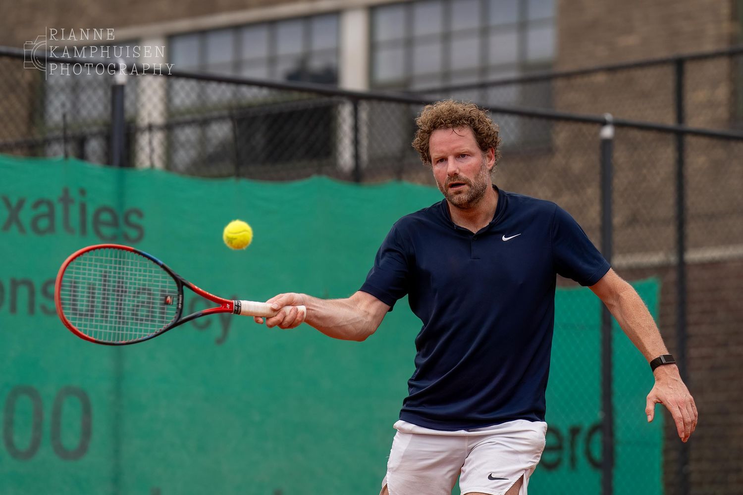 Actiefoto's van gravel tennistoernooi met spelers in actie, dubbelspel, toeschouwers en zomerse sfeer rond de baan.