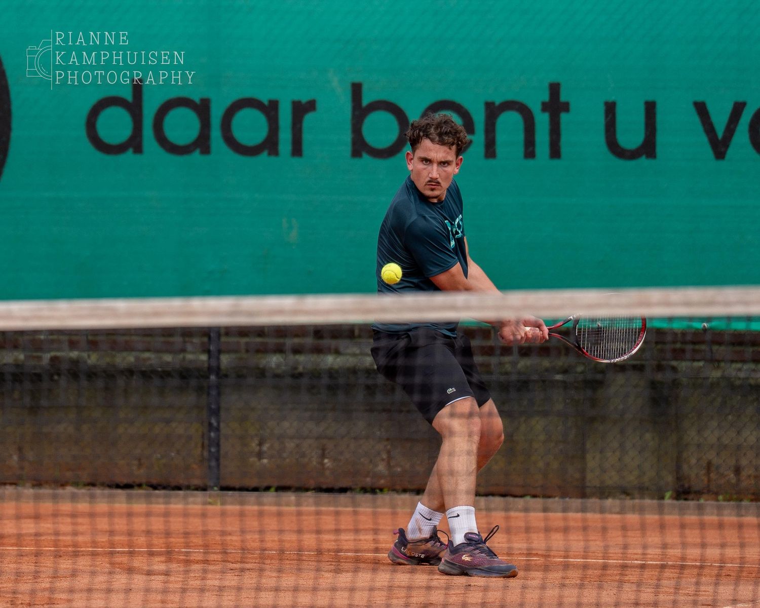 Actiefoto's van gravel tennistoernooi met spelers in actie, dubbelspel, toeschouwers en zomerse sfeer rond de baan.