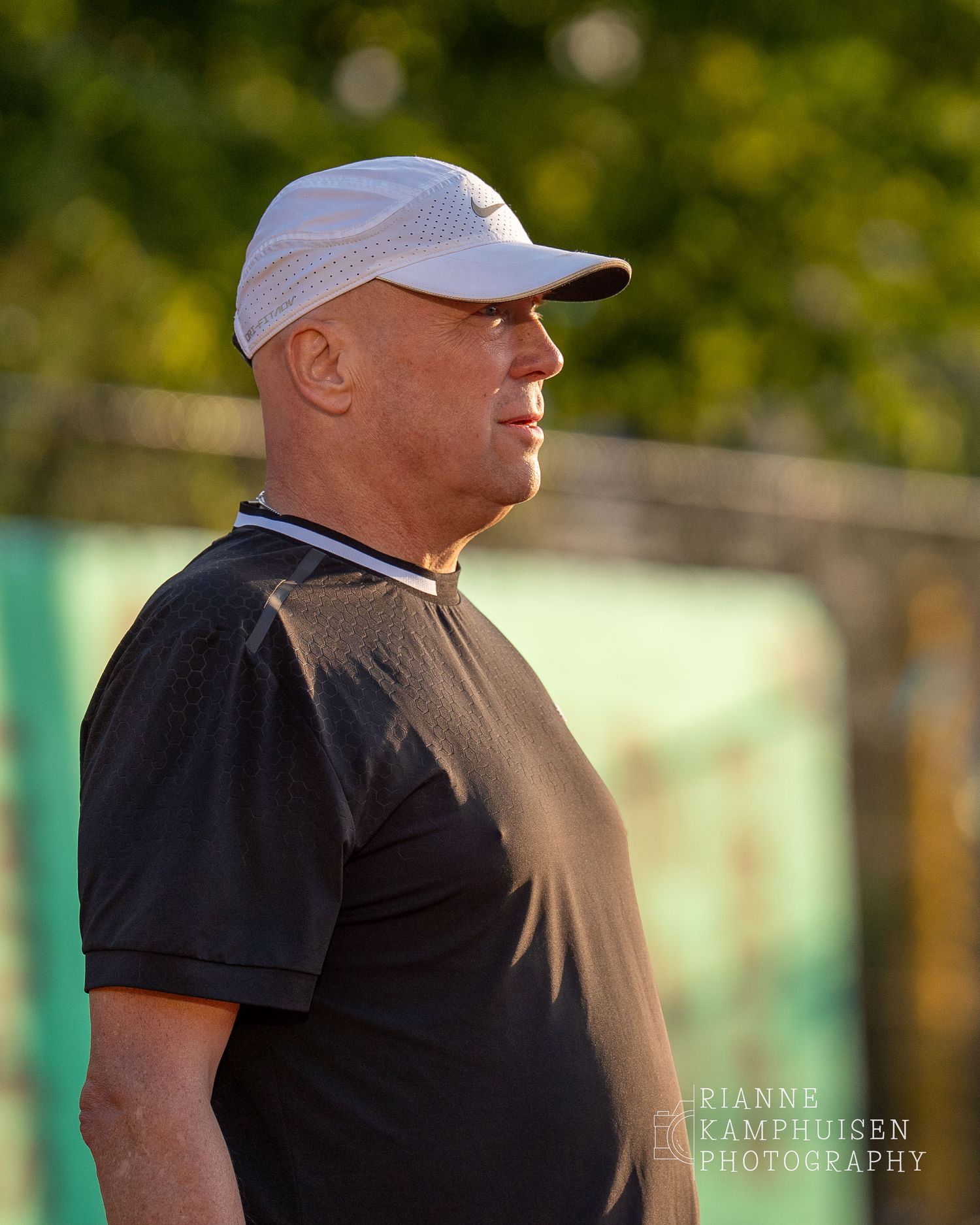 Actiefoto's van de woensdagavond van eengravel tennistoernooi met spelers in actie, dubbelspel, toeschouwers en zomerse sfeer rond de baan.