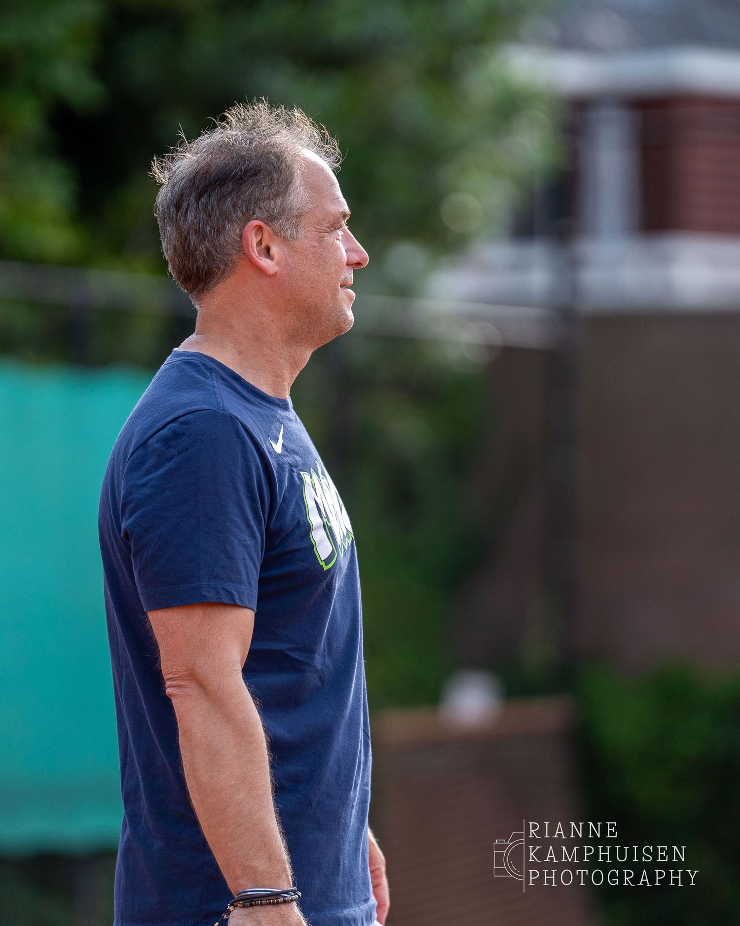 Actiefoto's van de woensdagavond van eengravel tennistoernooi met spelers in actie, dubbelspel, toeschouwers en zomerse sfeer rond de baan.