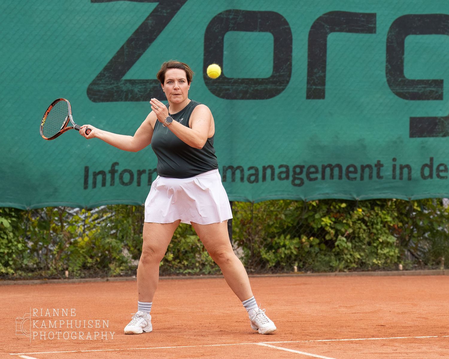 Actiefoto's van de zaterdag van een gravel tennistoernooi met spelers in actie, dubbelspel, toeschouwers en zomerse sfeer rond de baan.