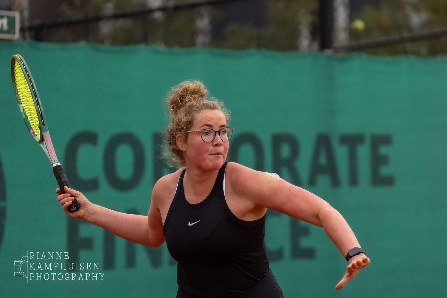 Actiefoto's van de zaterdag van een gravel tennistoernooi met spelers in actie, dubbelspel, toeschouwers en zomerse sfeer rond de baan.