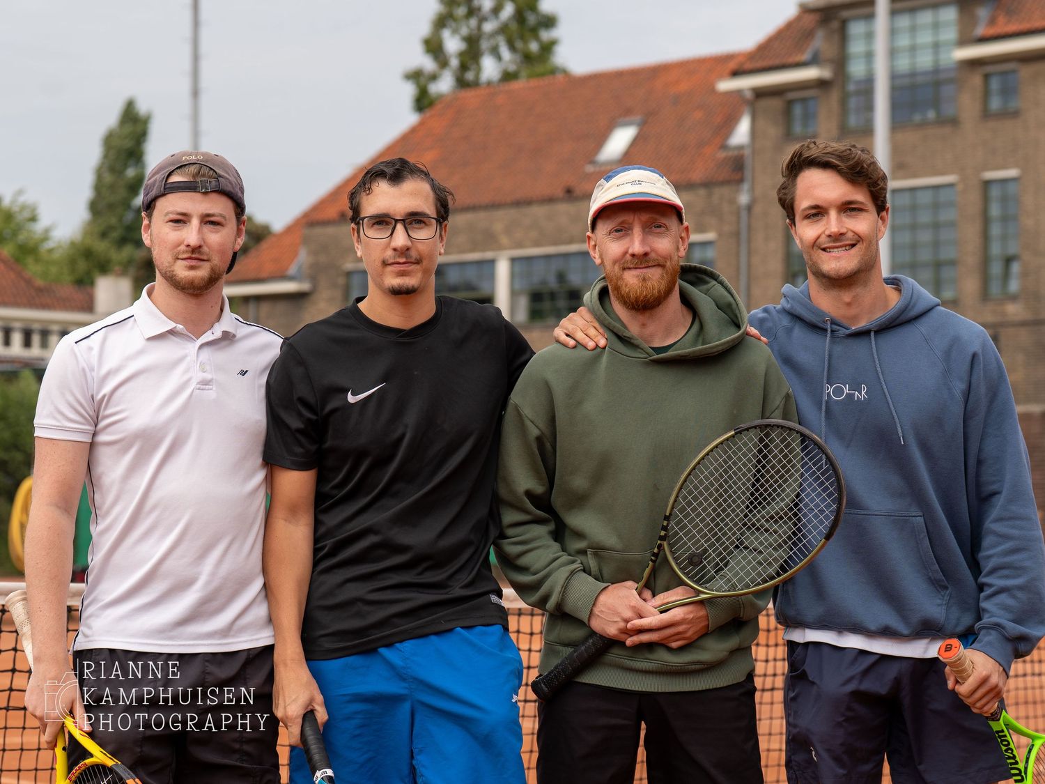 Actiefoto's en finalisten van een gravel tennistoernooi met spelers in actie, dubbelspel, toeschouwers en zomerse sfeer rond de baan.