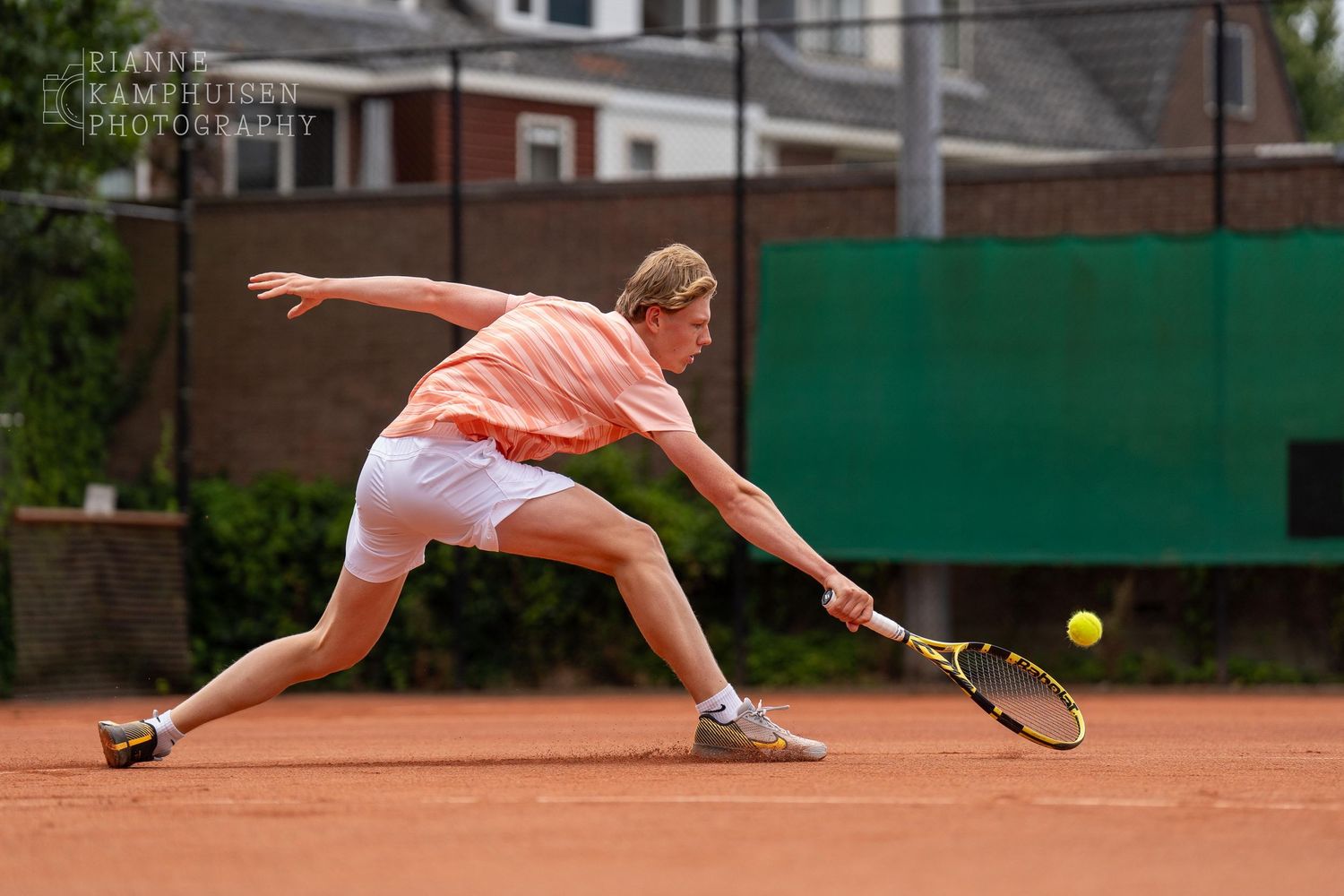 Actiefoto's van gravel tennistoernooi met spelers in actie, dubbelspel, toeschouwers en zomerse sfeer rond de baan.