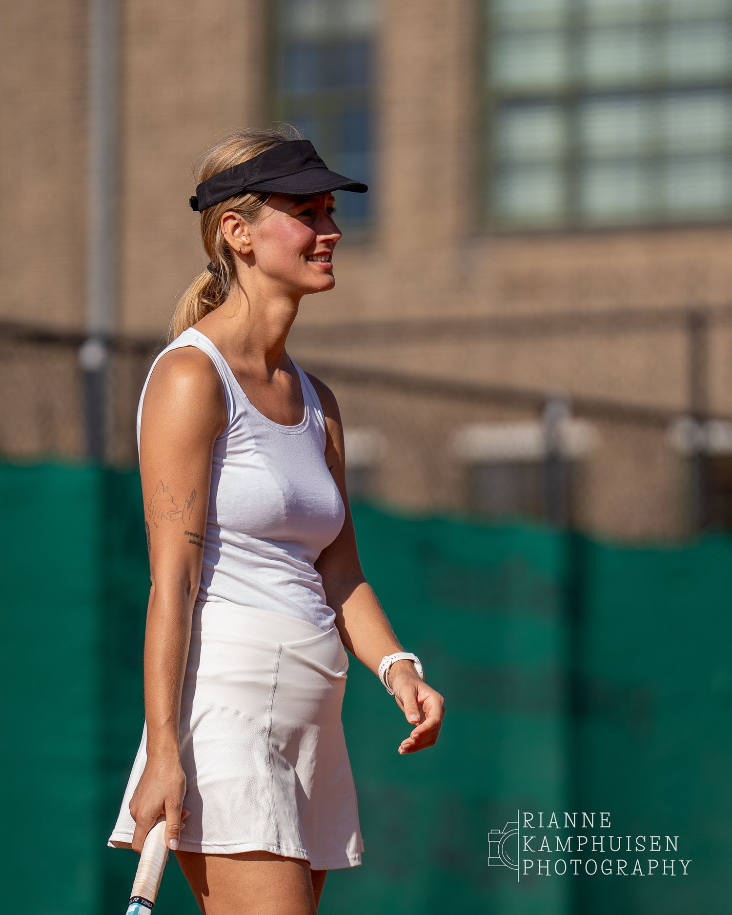 Actiefoto's van gravel tennistoernooi met spelers in actie, dubbelspel, toeschouwers en zomerse sfeer rond de baan.