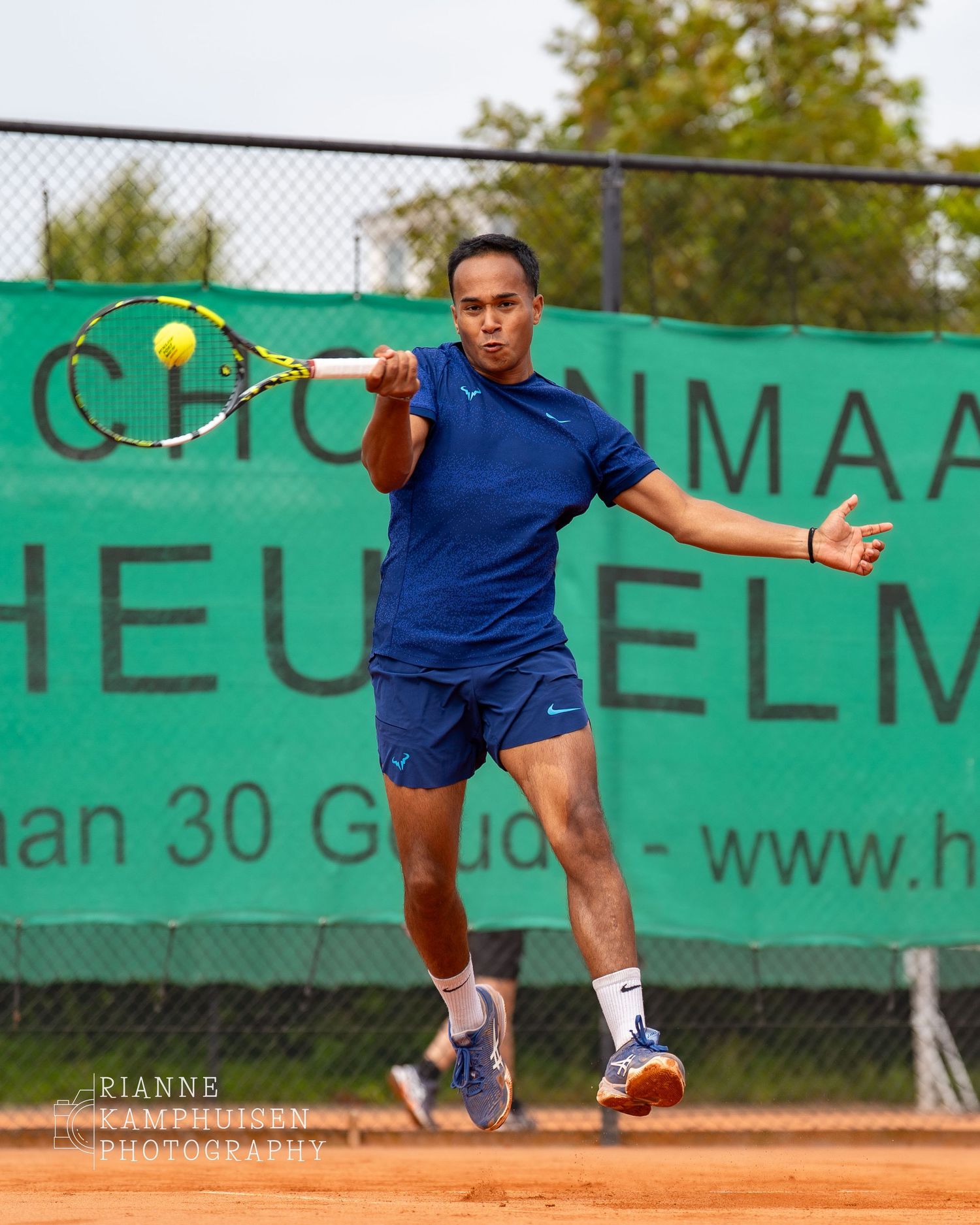 Actiefoto's en finalisten van een gravel tennistoernooi met spelers in actie, dubbelspel, toeschouwers en zomerse sfeer rond de baan.