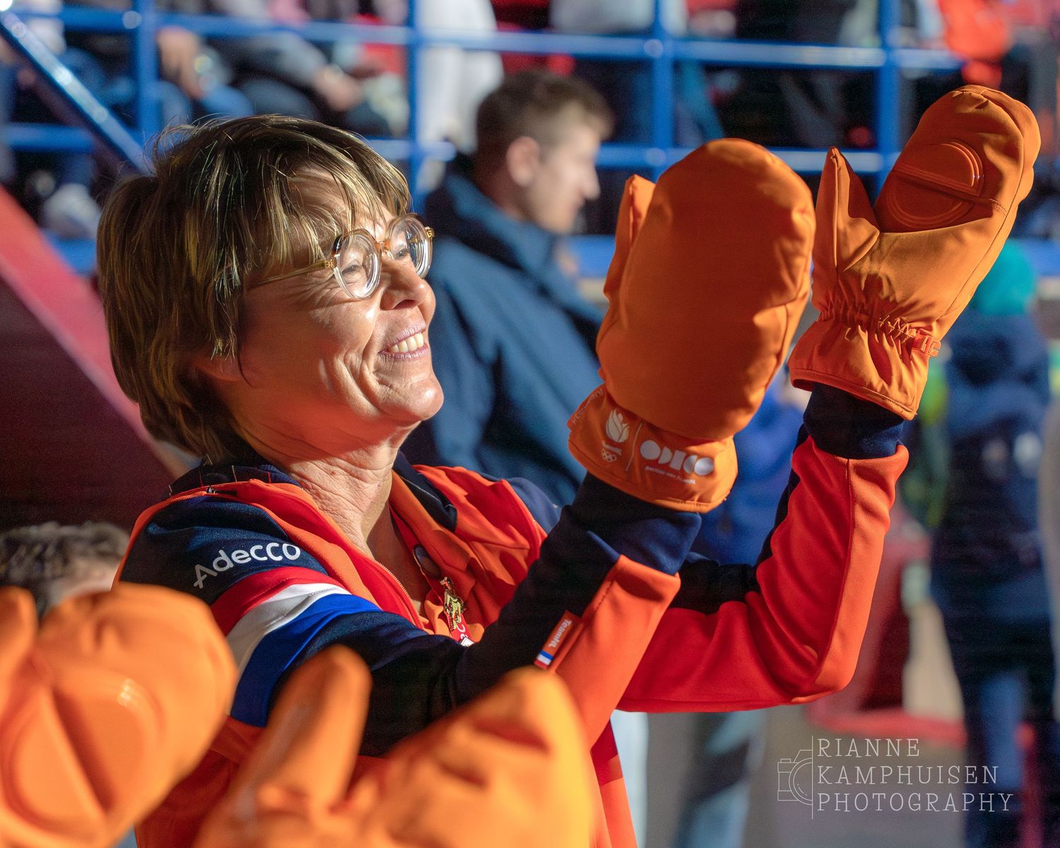 Enthousiaste Nederlandse fan met klapwanten aan tijdens de kwalificaties van de 500 meter shorttrack voor dames op de Olympische Spelen