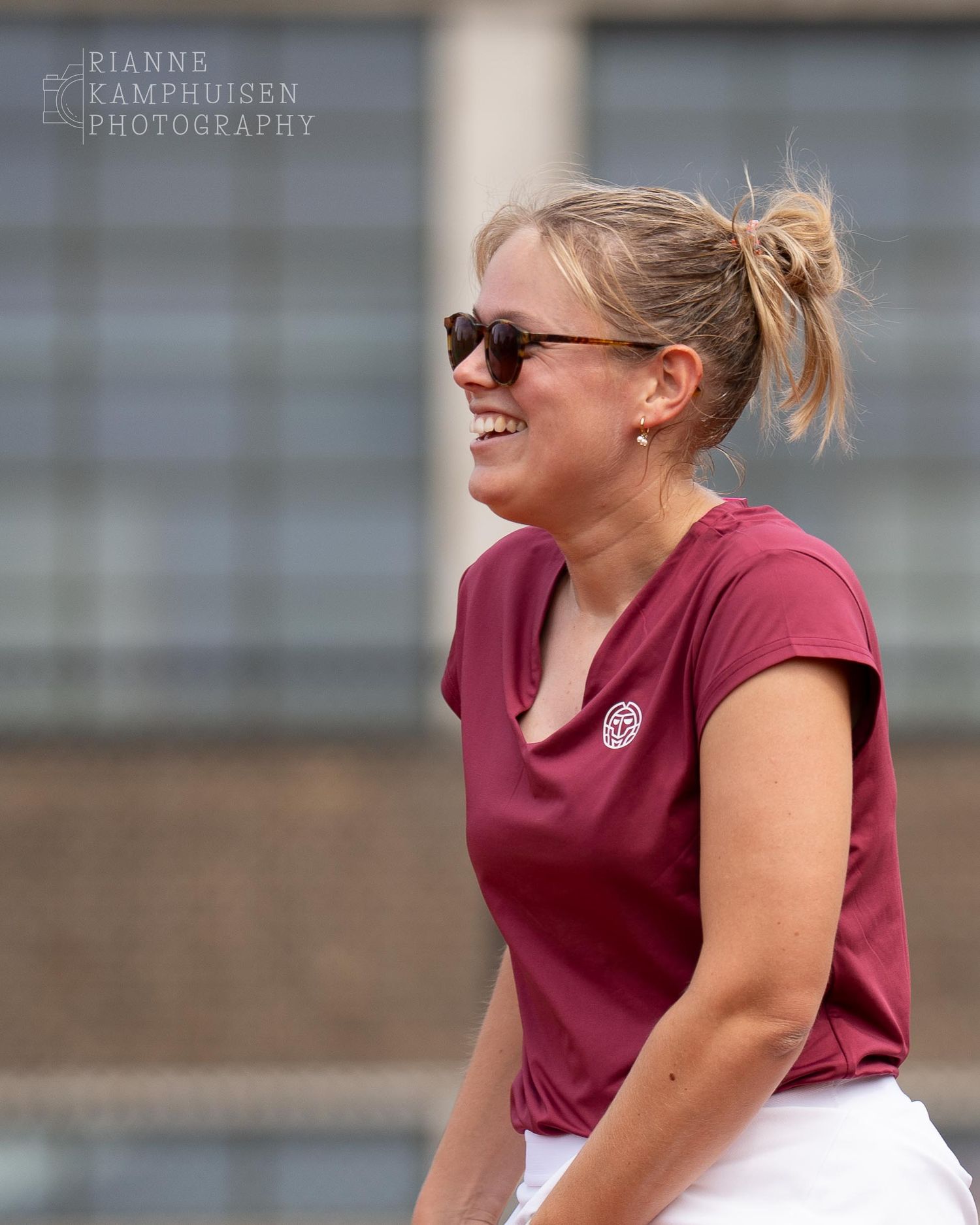 Actiefoto's van gravel tennistoernooi met spelers in actie, dubbelspel, toeschouwers en zomerse sfeer rond de baan.