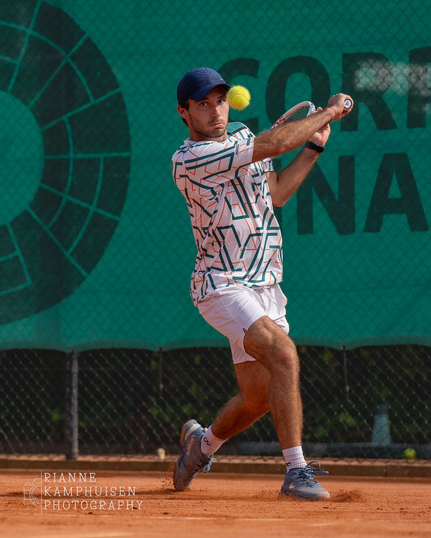 Actiefoto's en finalisten van een gravel tennistoernooi met spelers in actie, dubbelspel, toeschouwers en zomerse sfeer rond de baan.