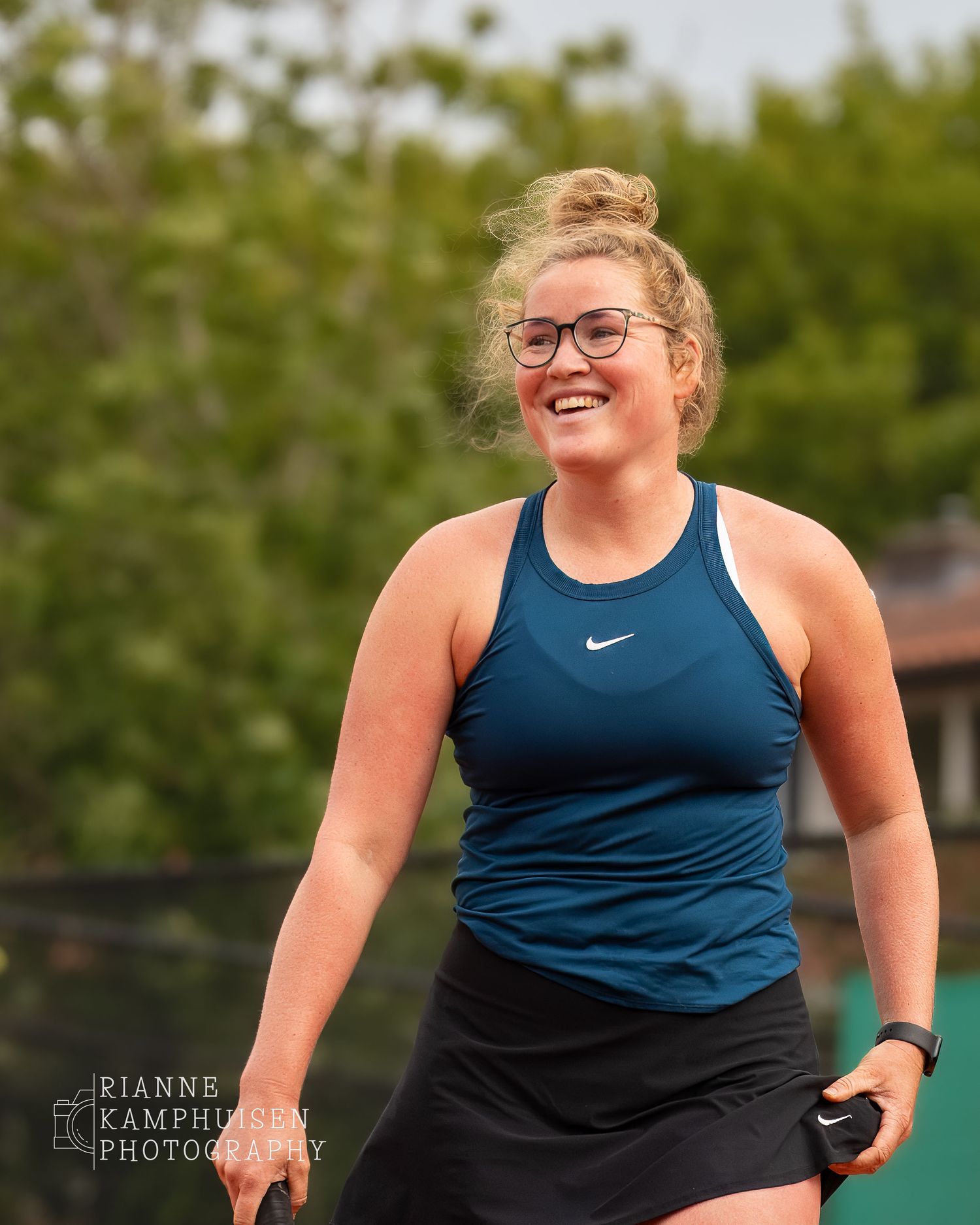 Actiefoto's en finalisten van een gravel tennistoernooi met spelers in actie, dubbelspel, toeschouwers en zomerse sfeer rond de baan.
