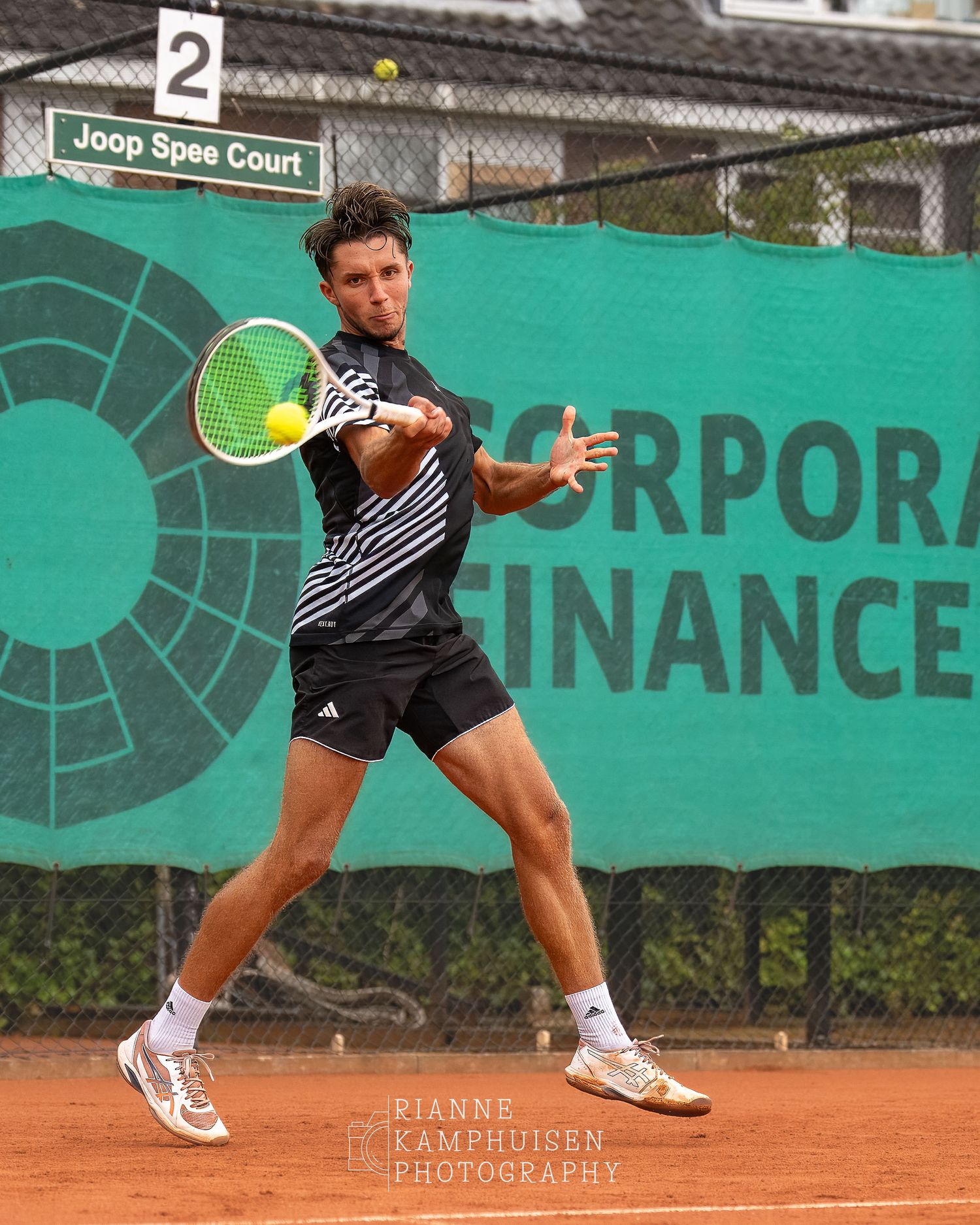 Actiefoto's van de zaterdag van een gravel tennistoernooi met spelers in actie, dubbelspel, toeschouwers en zomerse sfeer rond de baan.
