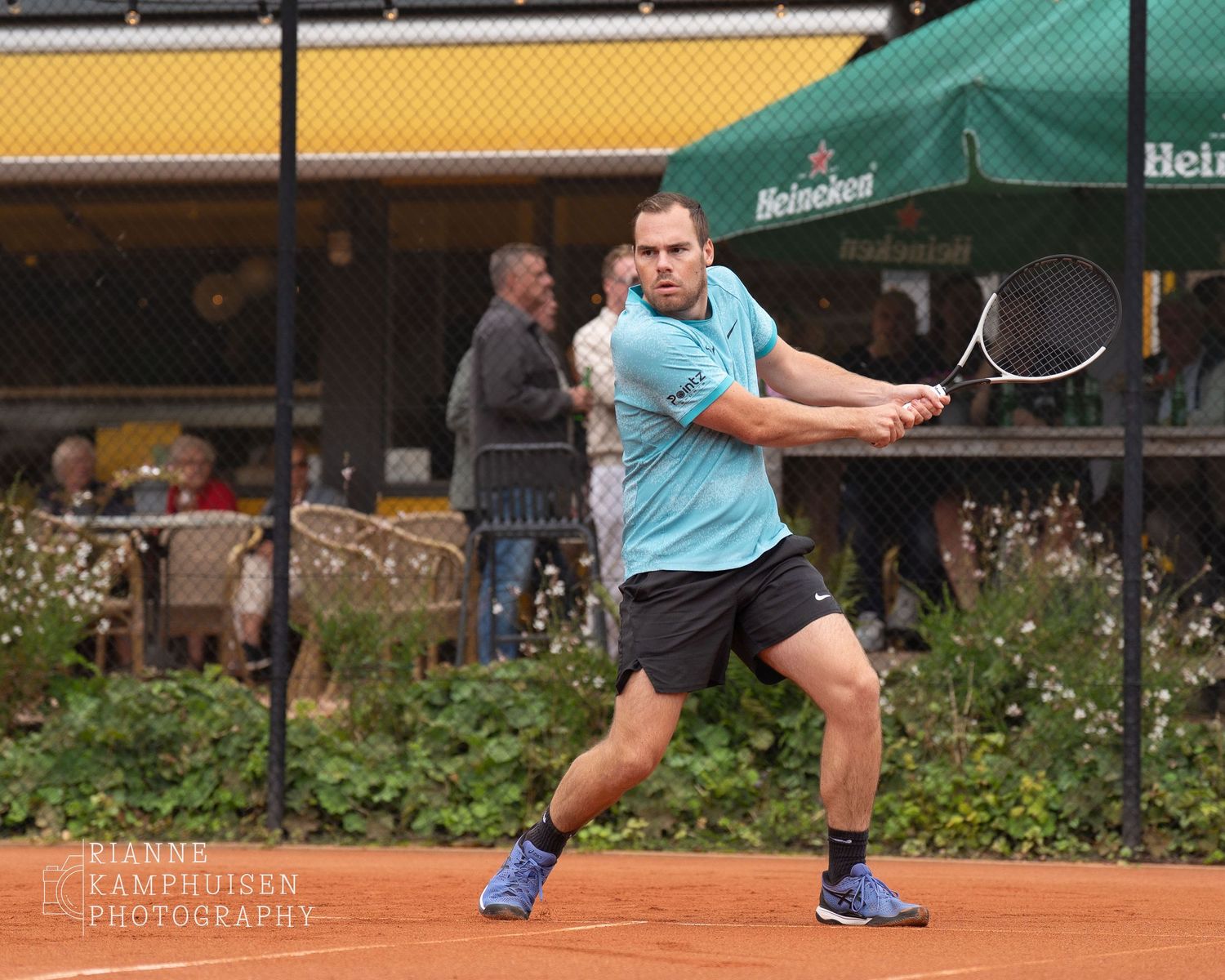 Actiefoto's van de zaterdag van een gravel tennistoernooi met spelers in actie, dubbelspel, toeschouwers en zomerse sfeer rond de baan.