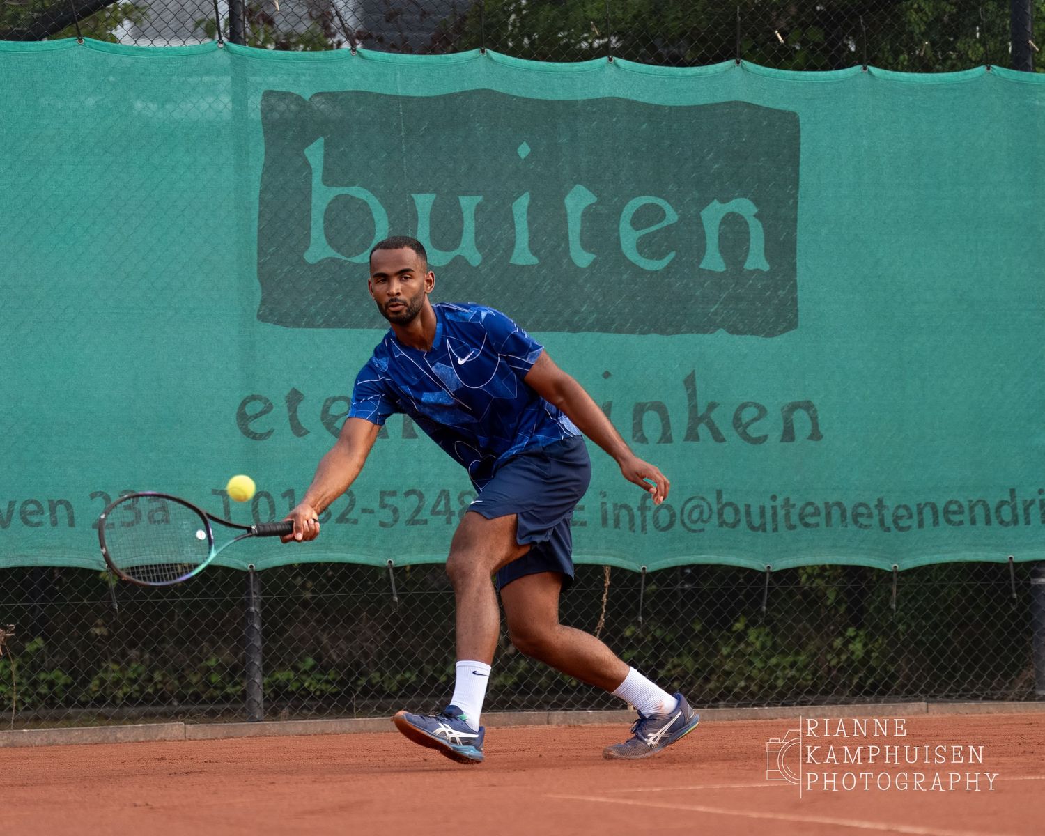 Actiefoto's van gravel tennistoernooi met spelers in actie, dubbelspel, toeschouwers en zomerse sfeer rond de baan.