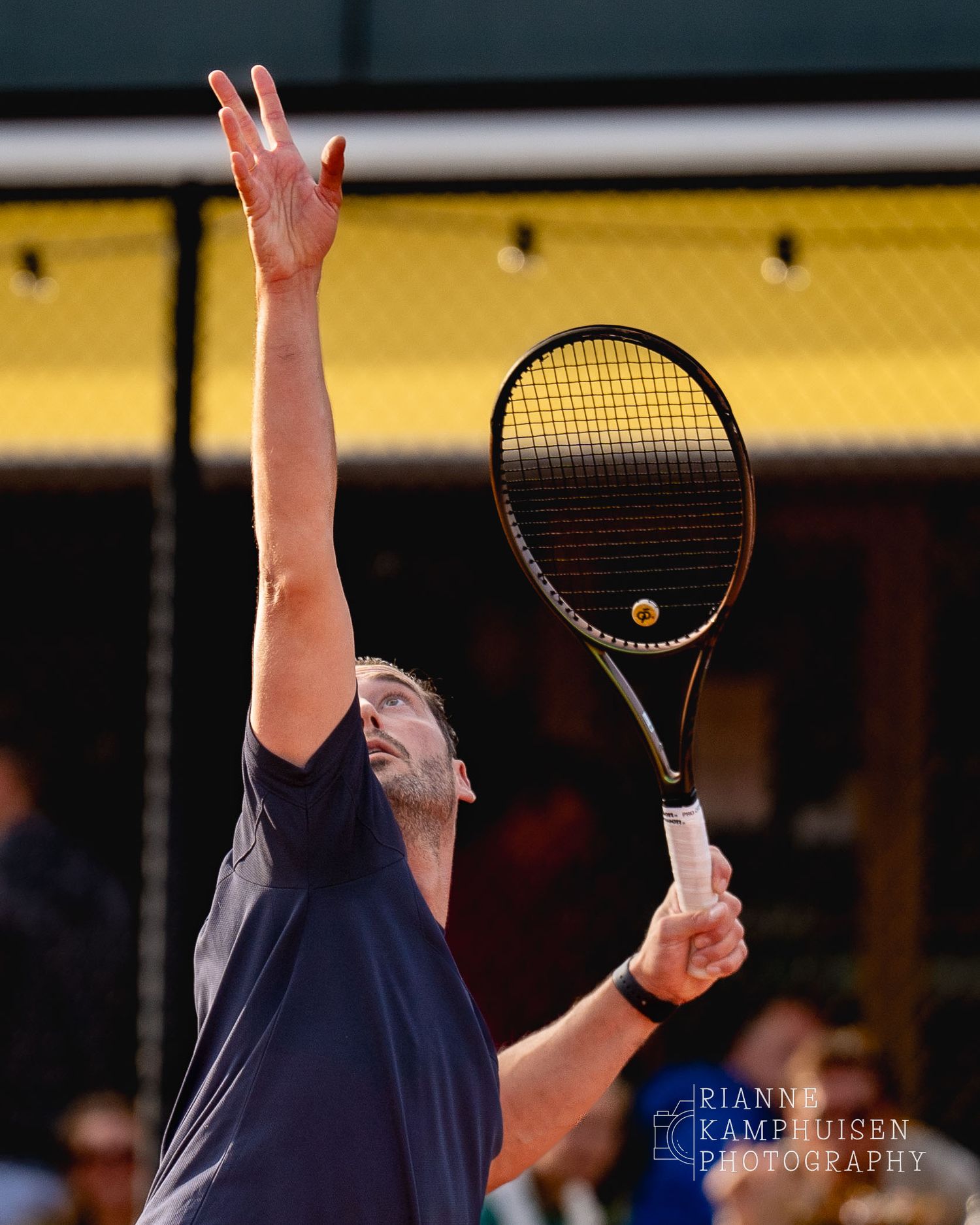 Actiefoto's van de vrijdagavond van een gravel tennistoernooi met spelers in actie, dubbelspel, toeschouwers en zomerse sfeer rond de baan.