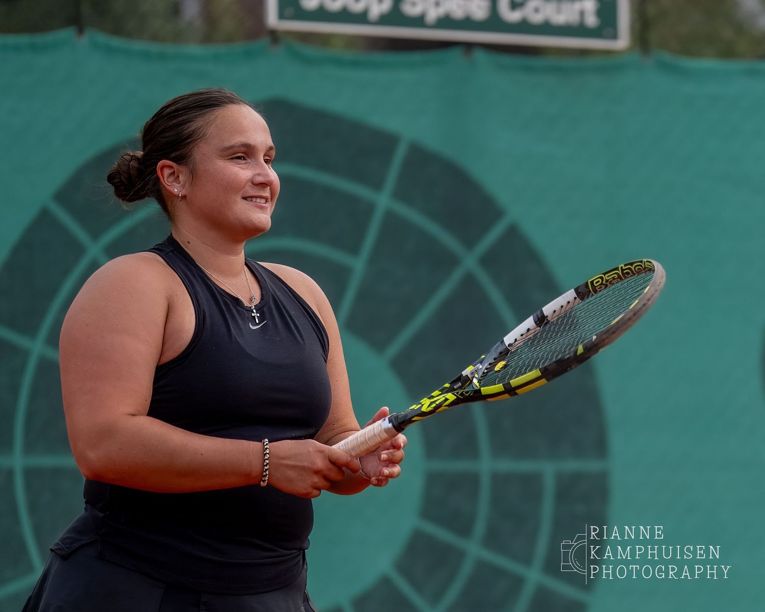 Actiefoto's van gravel tennistoernooi met spelers in actie, dubbelspel, toeschouwers en zomerse sfeer rond de baan.