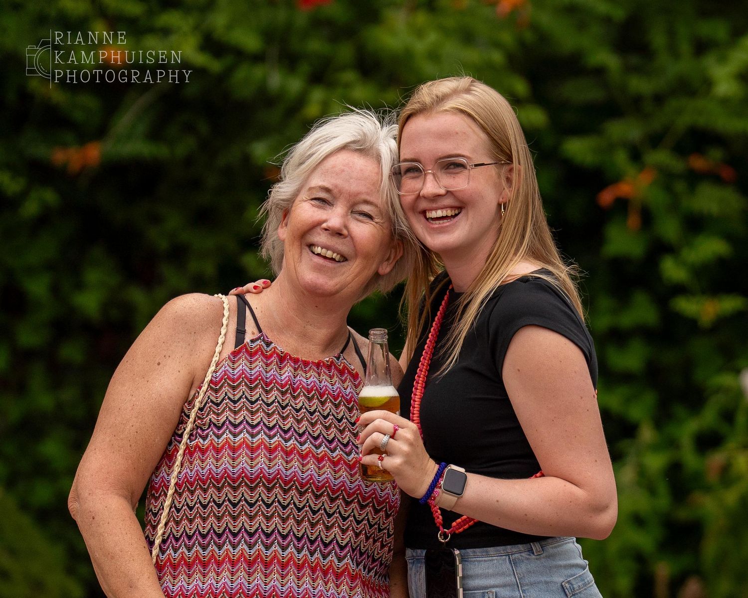Actiefoto's van gravel tennistoernooi met spelers in actie, dubbelspel, toeschouwers en zomerse sfeer rond de baan.