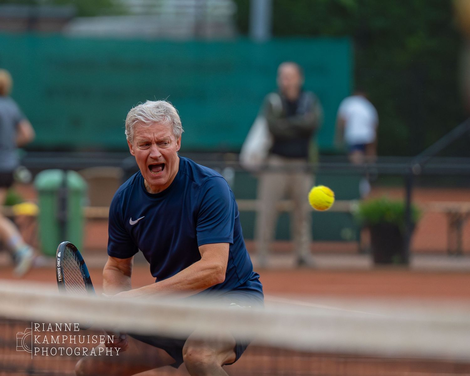 Actiefoto's van de zaterdag van een gravel tennistoernooi met spelers in actie, dubbelspel, toeschouwers en zomerse sfeer rond de baan.