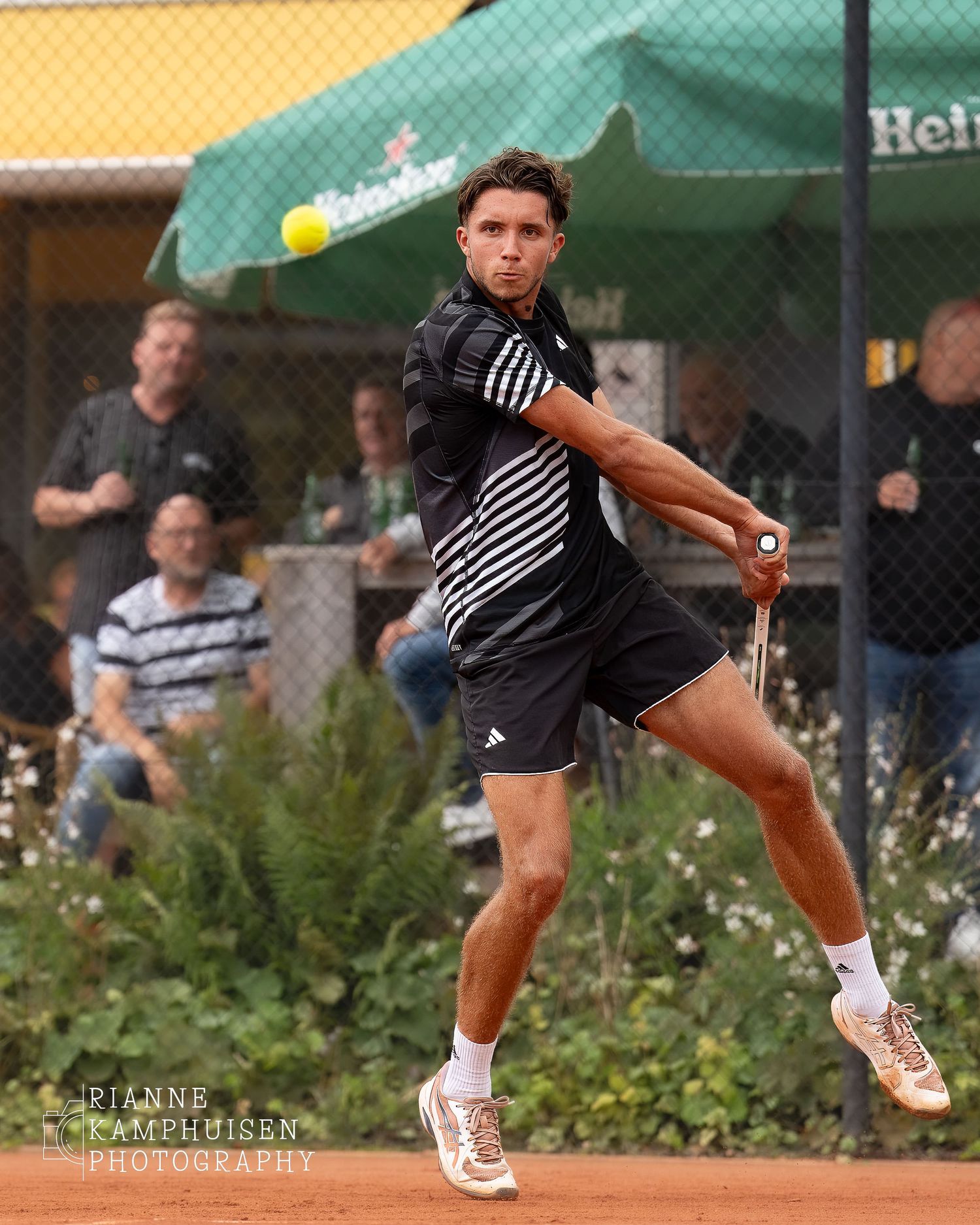 Actiefoto's van de zaterdag van een gravel tennistoernooi met spelers in actie, dubbelspel, toeschouwers en zomerse sfeer rond de baan.