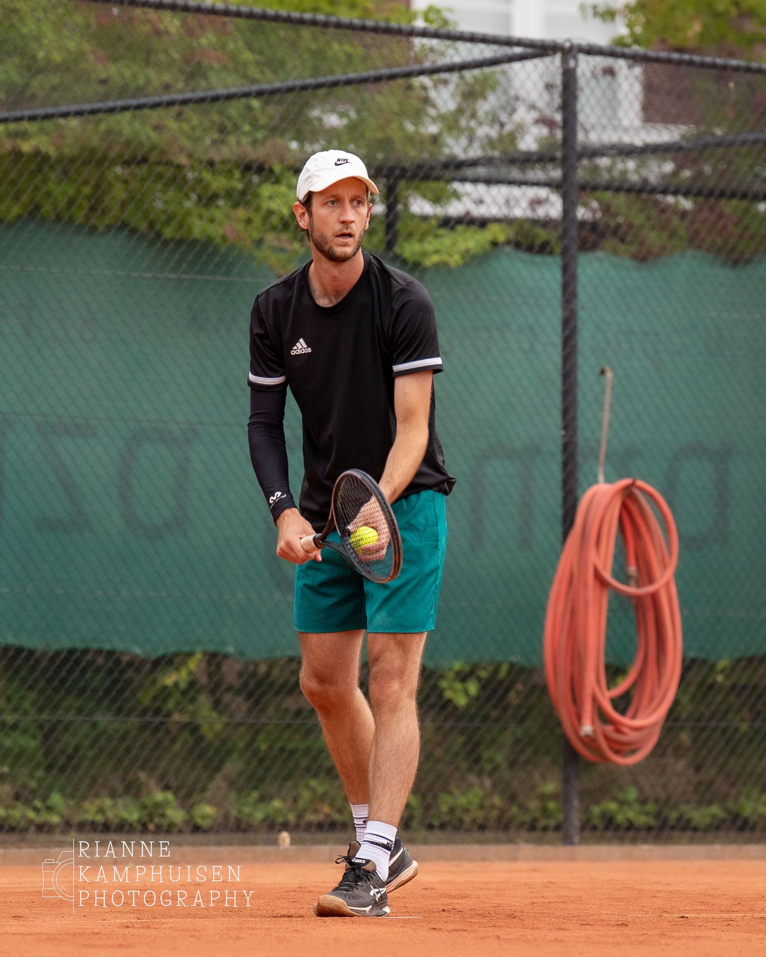 Actiefoto's en finalisten van een gravel tennistoernooi met spelers in actie, dubbelspel, toeschouwers en zomerse sfeer rond de baan.