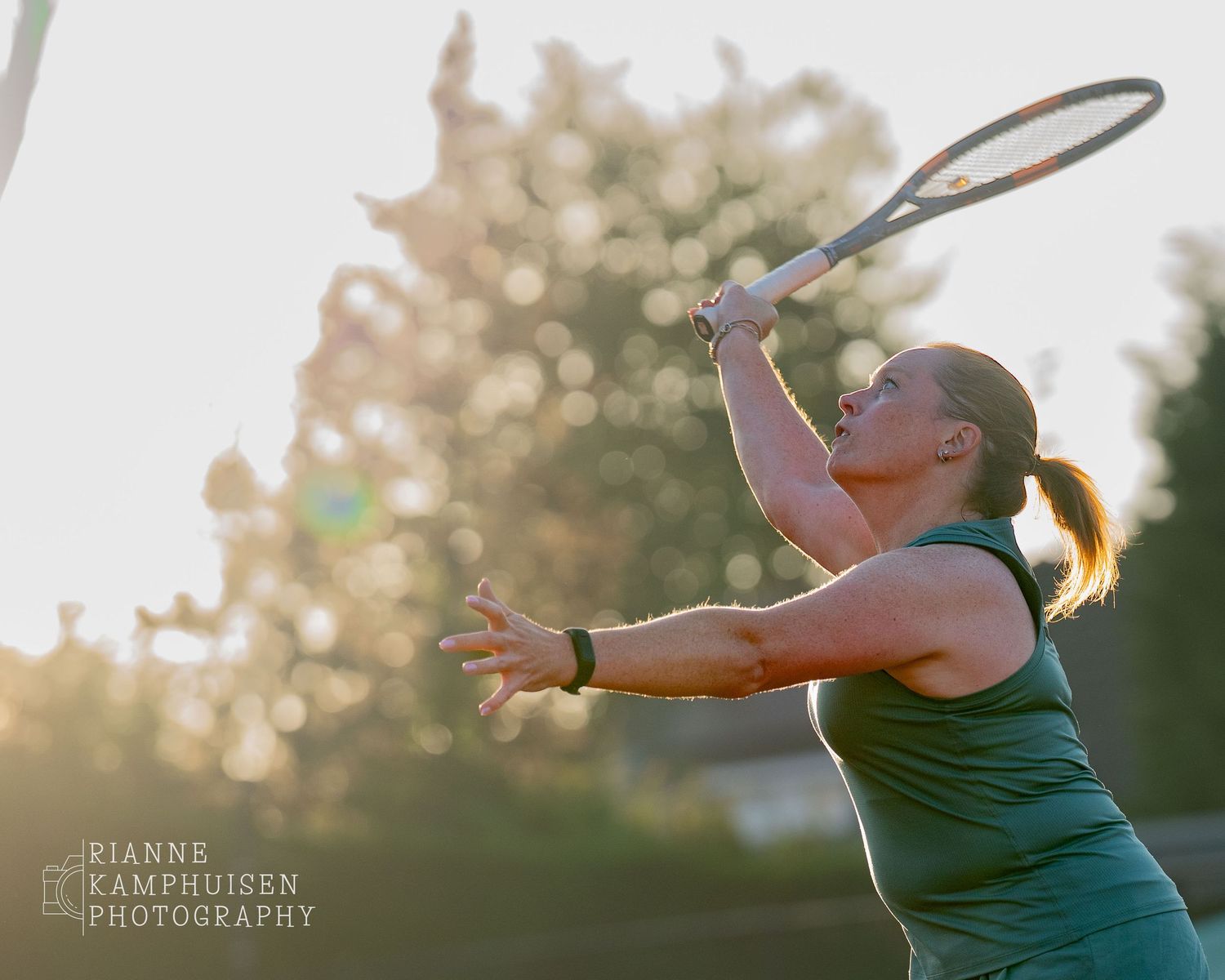 Actiefoto's van gravel tennistoernooi met spelers in actie, dubbelspel, toeschouwers en zomerse sfeer rond de baan.