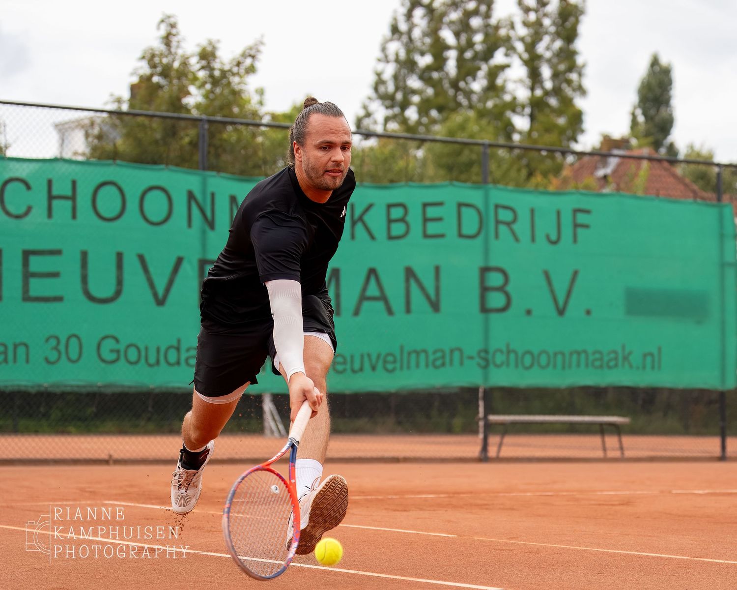 Actiefoto's van de zaterdag van een gravel tennistoernooi met spelers in actie, dubbelspel, toeschouwers en zomerse sfeer rond de baan.
