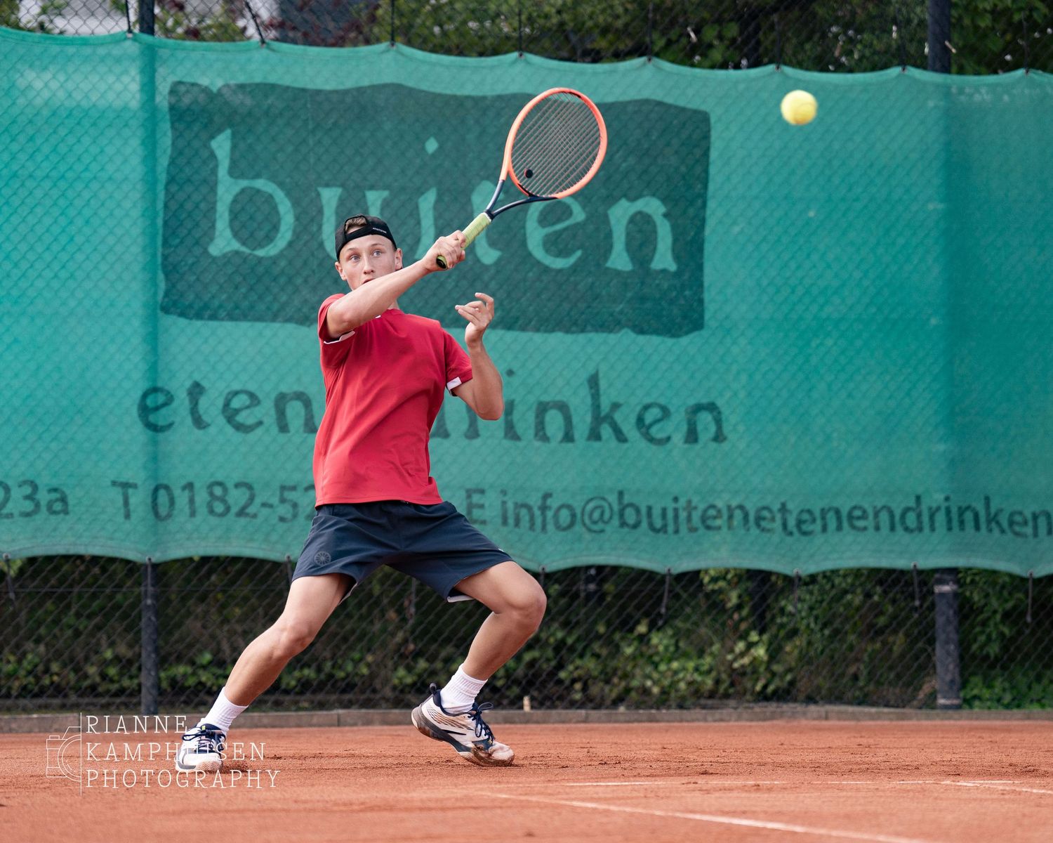 Actiefoto's en finalisten van een gravel tennistoernooi met spelers in actie, dubbelspel, toeschouwers en zomerse sfeer rond de baan.