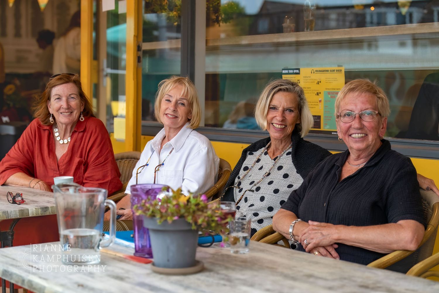 Actiefoto's en finalisten van een gravel tennistoernooi met spelers in actie, dubbelspel, toeschouwers en zomerse sfeer rond de baan.