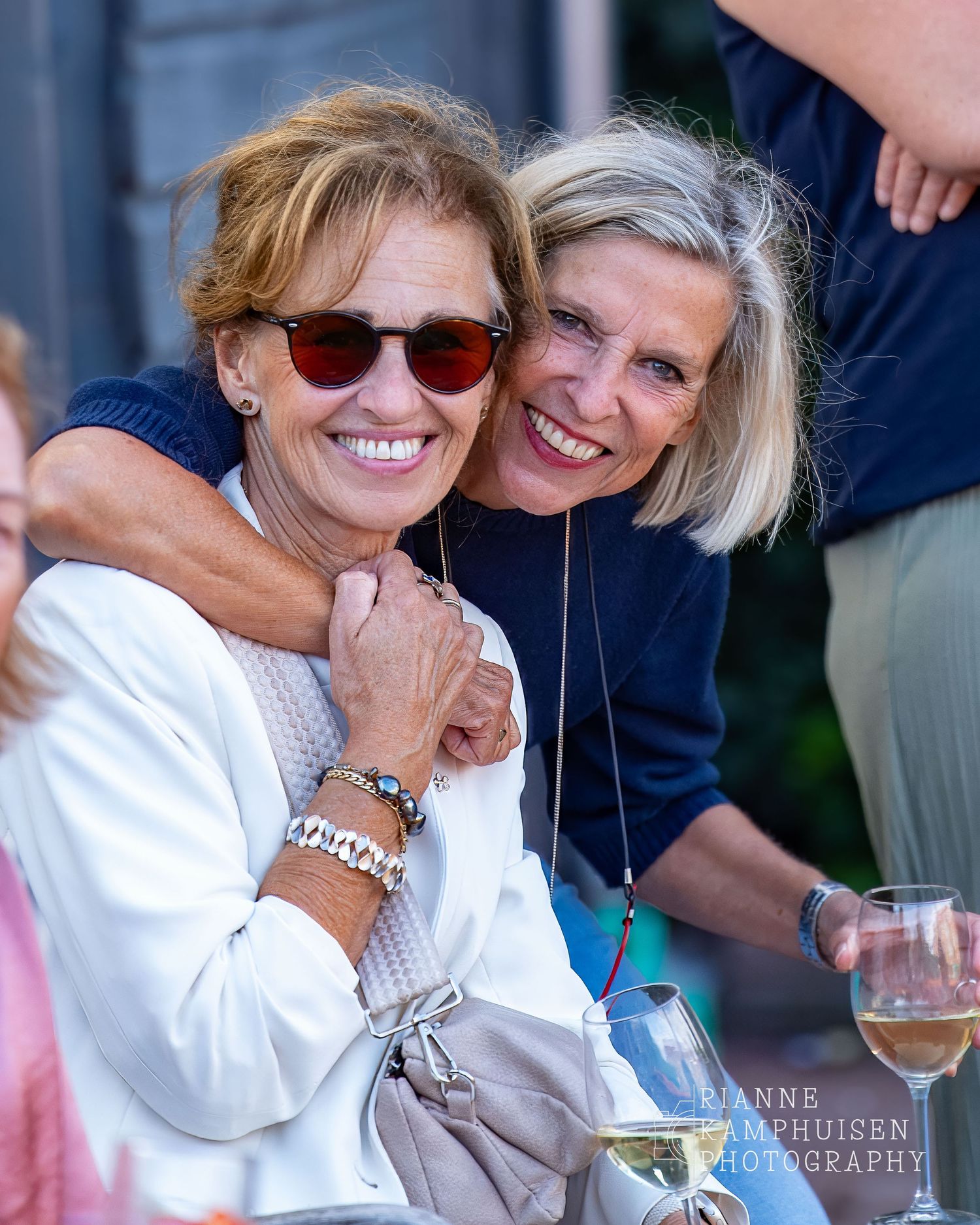 Actiefoto's van de woensdagavond van eengravel tennistoernooi met spelers in actie, dubbelspel, toeschouwers en zomerse sfeer rond de baan.