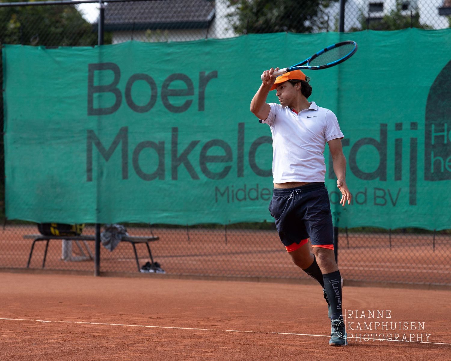 Actiefoto's van de woensdagavond van eengravel tennistoernooi met spelers in actie, dubbelspel, toeschouwers en zomerse sfeer rond de baan.