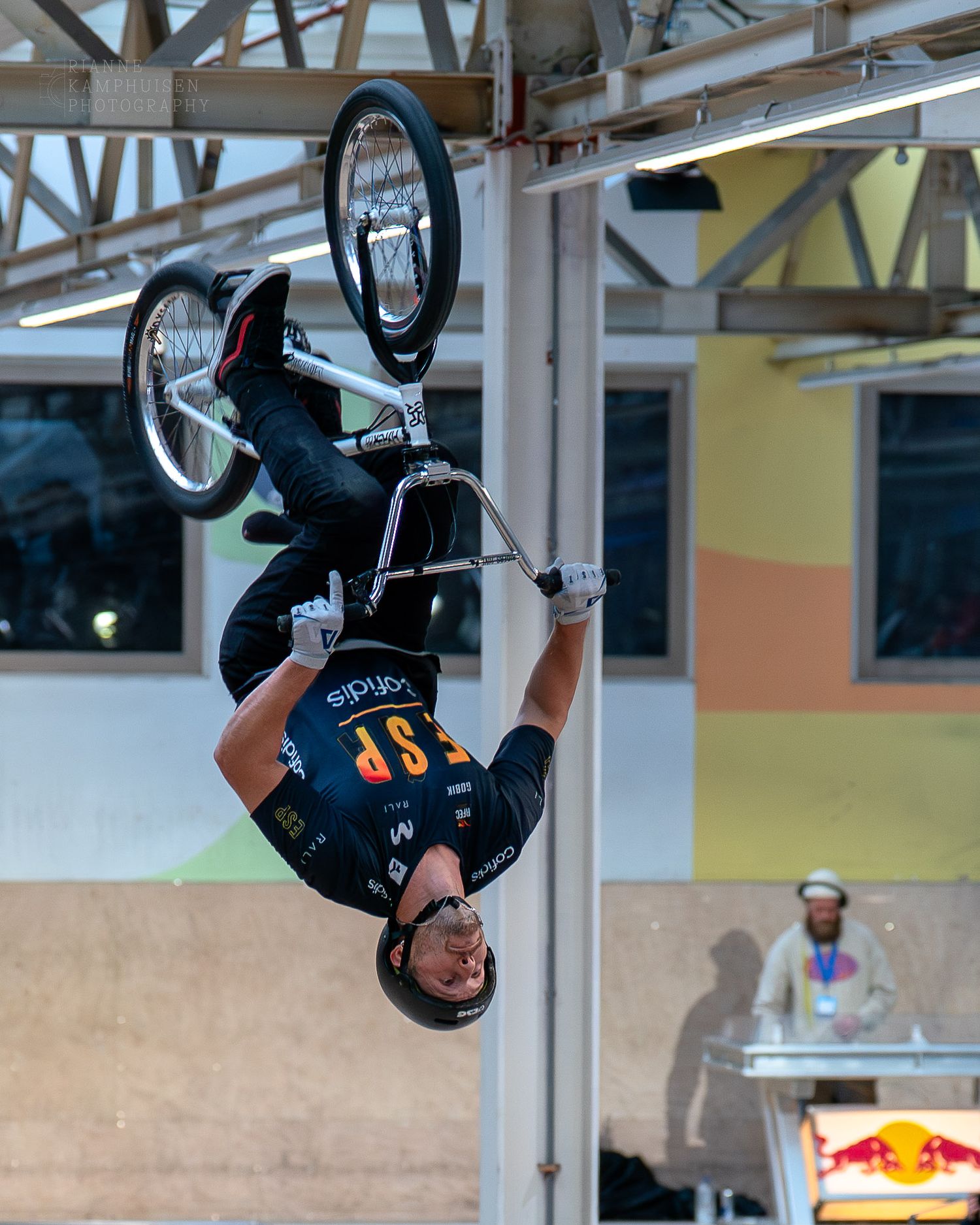 Spaanse BMX sijder hangt op zijn kop in de lucht tijdens zijn run op het Europees Kampioenschap MBX Freestyle bij Area 51 in Eindhoven