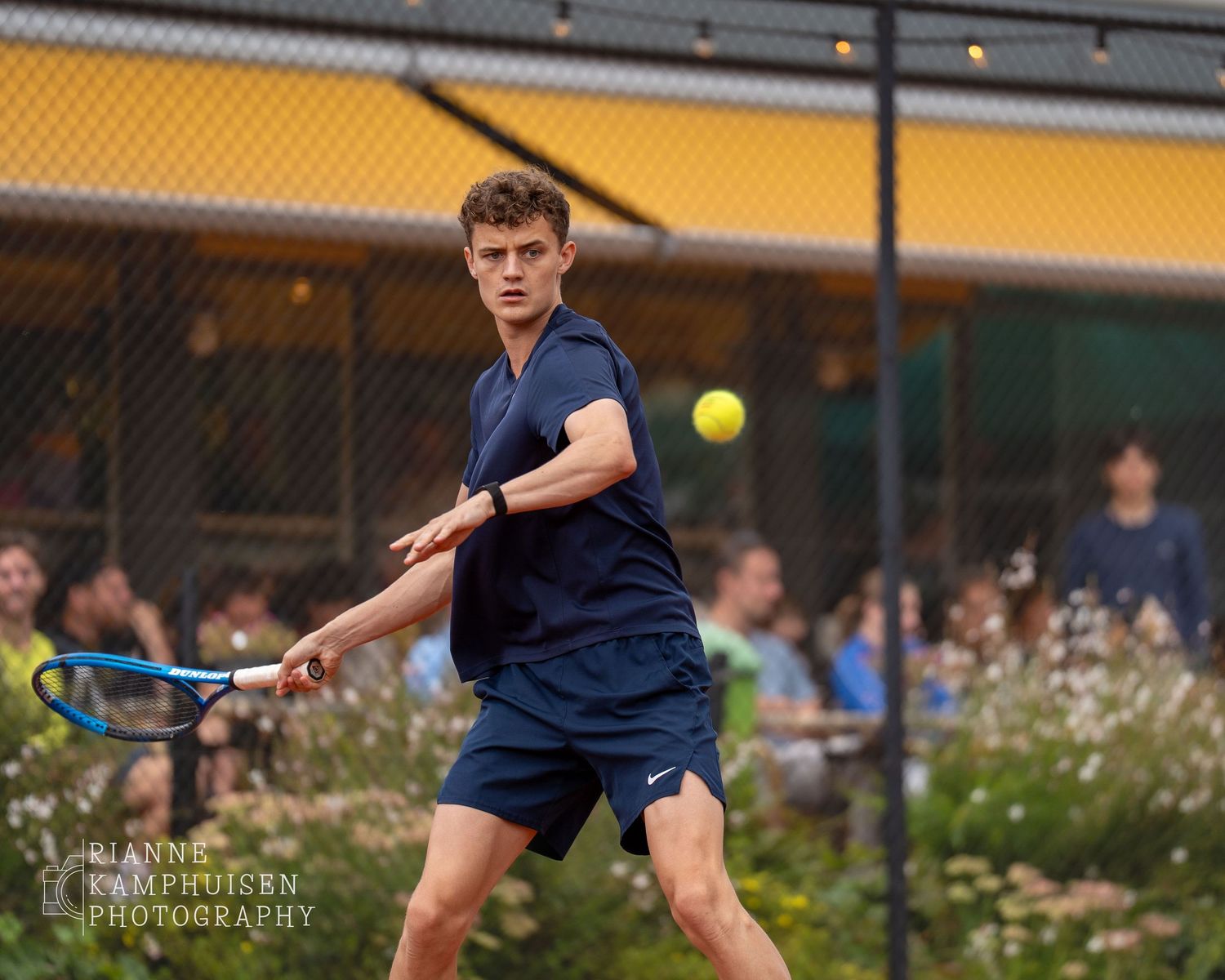 Actiefoto's van de zaterdag van een gravel tennistoernooi met spelers in actie, dubbelspel, toeschouwers en zomerse sfeer rond de baan.