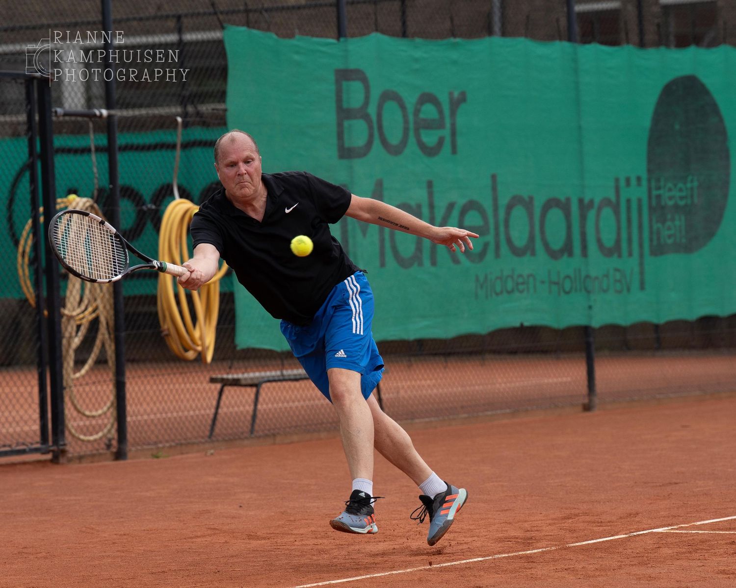 Actiefoto's van gravel tennistoernooi met spelers in actie, dubbelspel, toeschouwers en zomerse sfeer rond de baan.
