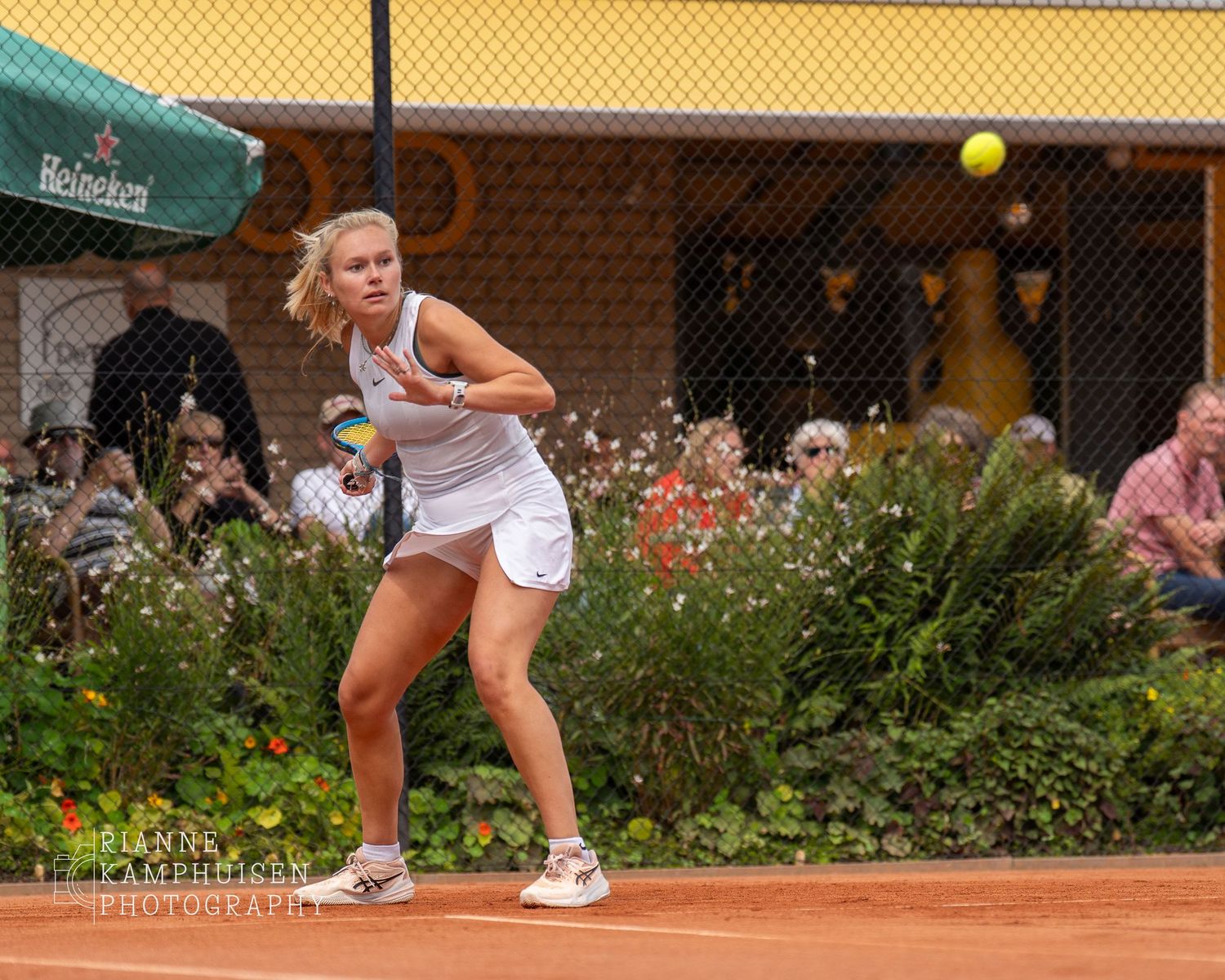 Actiefoto's en finalisten van een gravel tennistoernooi met spelers in actie, dubbelspel, toeschouwers en zomerse sfeer rond de baan.