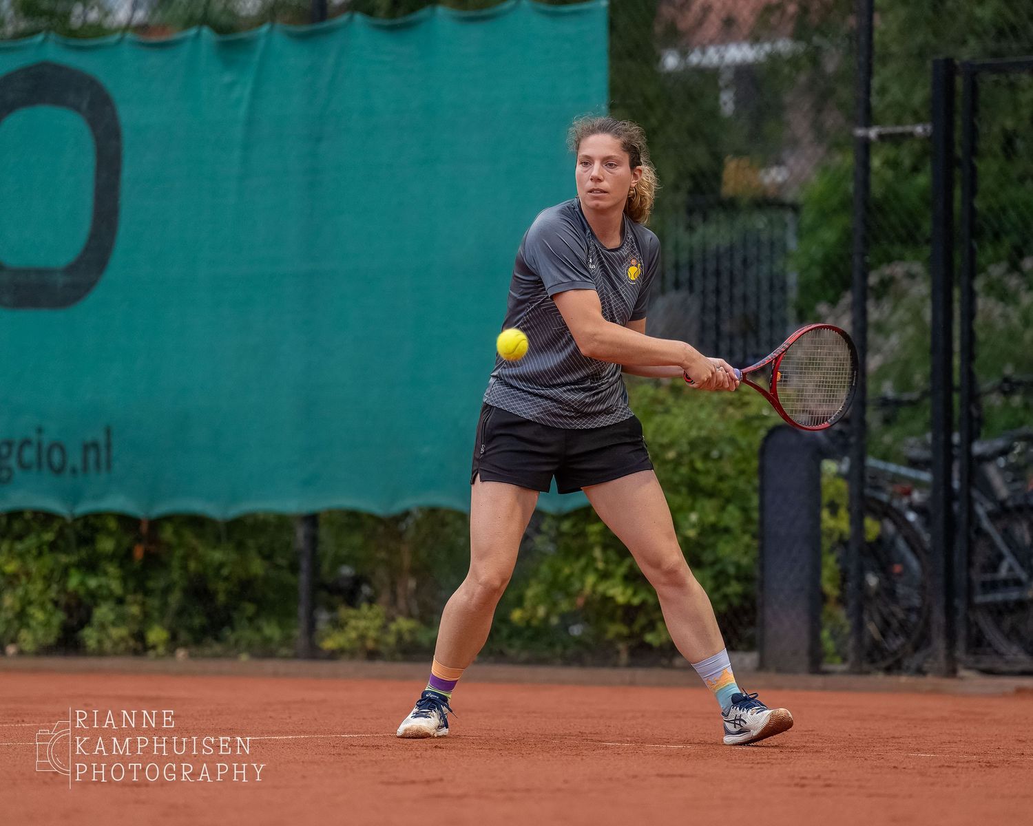 Actiefoto's van de zaterdag van een gravel tennistoernooi met spelers in actie, dubbelspel, toeschouwers en zomerse sfeer rond de baan.