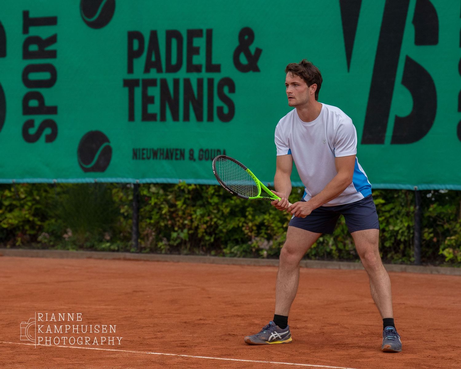 Actiefoto's en finalisten van een gravel tennistoernooi met spelers in actie, dubbelspel, toeschouwers en zomerse sfeer rond de baan.