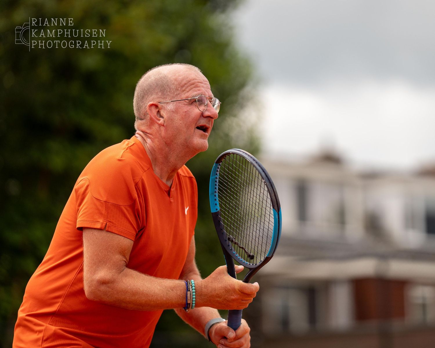 Actiefoto's van gravel tennistoernooi met spelers in actie, dubbelspel, toeschouwers en zomerse sfeer rond de baan.