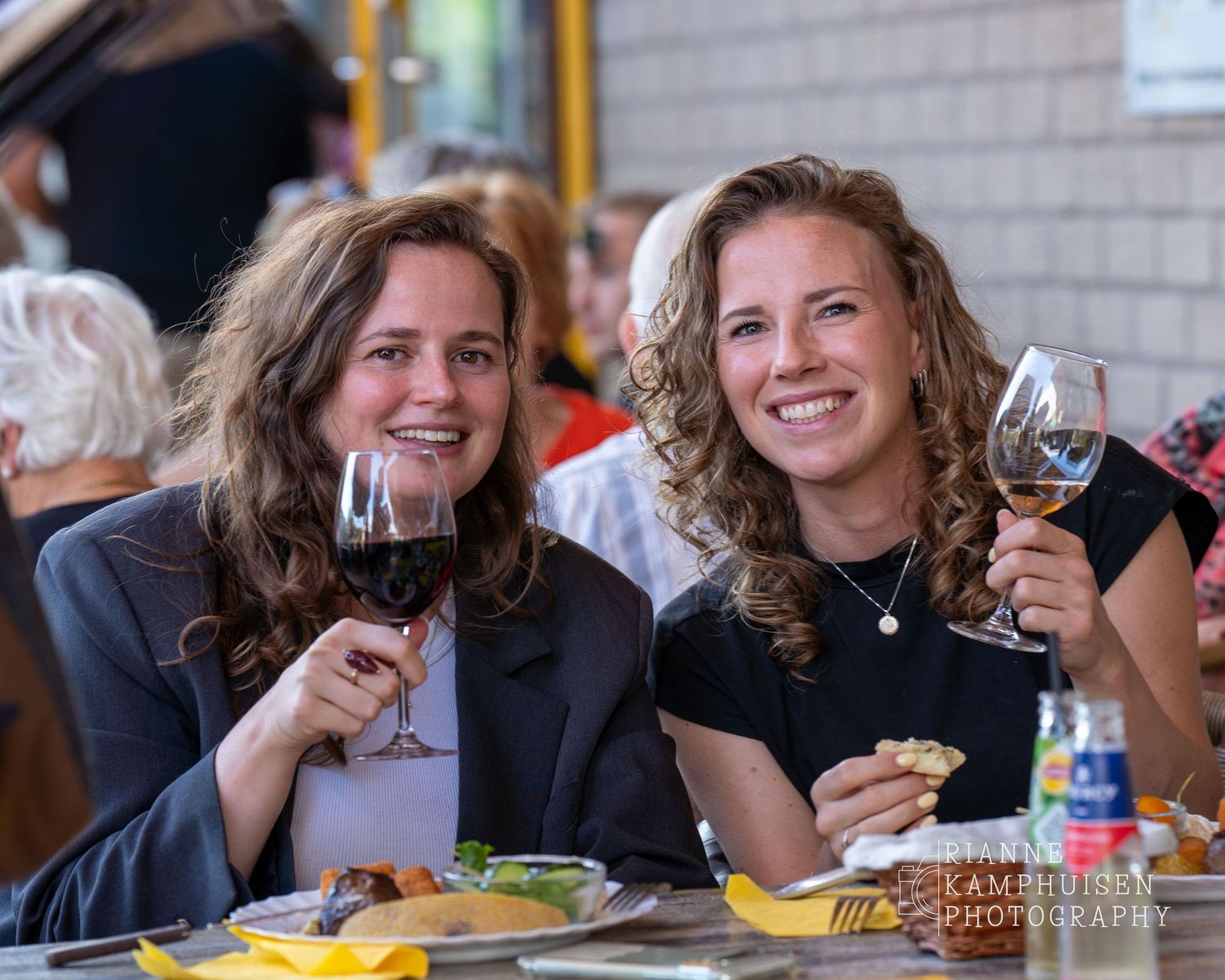 Actiefoto's van de woensdagavond van eengravel tennistoernooi met spelers in actie, dubbelspel, toeschouwers en zomerse sfeer rond de baan.